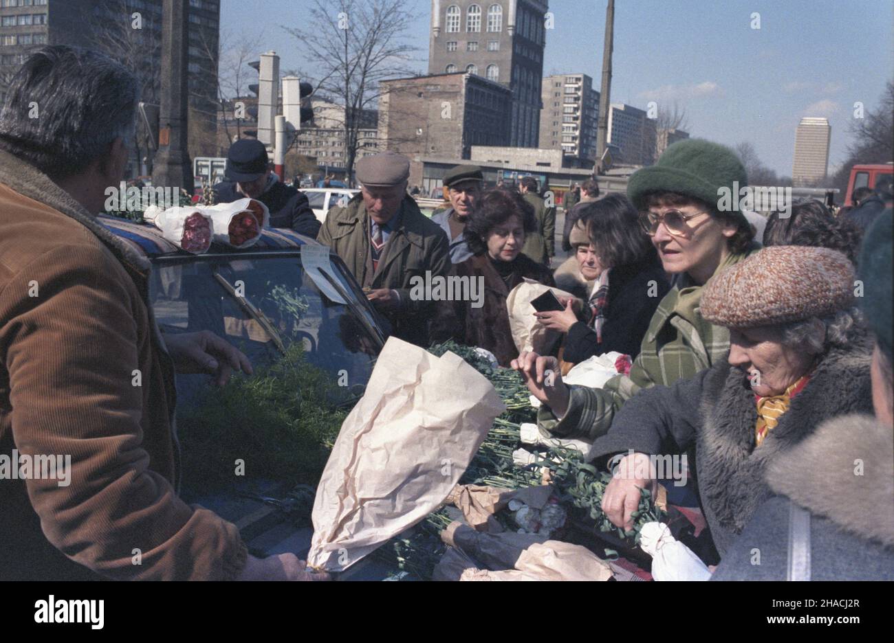 Varsovie 04.1986.Uliczny handel kwiatami goŸdzikami na rogu ulicy Œwiêtokrzyskiej W dzielnicy Œródmieœcie. mw PAP/Jan Morek Dok³adny dzieñ wydarzenia nieustalony.Varsovie avril 1986.Commerce de rue dans les clous de girofle à l'angle de la strret Swietokrzyska, au centre de Varsovie. mw PAP/Jan Morek Date exacte inconnue. Banque D'Images
