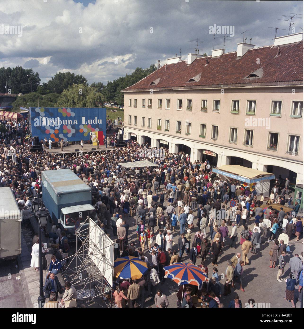 Varsovie 06.1986.Œwiêto Trybuny Ludu (21-22.06).NZ. Festyn na Mariensztacie. msa PAP/Wojciech Kryñski Dok³adny dzieñ wydarzenia nieustalony.Varsovie, juin 1986.Les festivités organisées quotidiennement par le Trybuna Ludu (du 21 au 22 juin).Photo : les festivités dans le quartier de Mariensztat. msa PAP/Wojciech Krynski jour de l'événement inconnu Banque D'Images