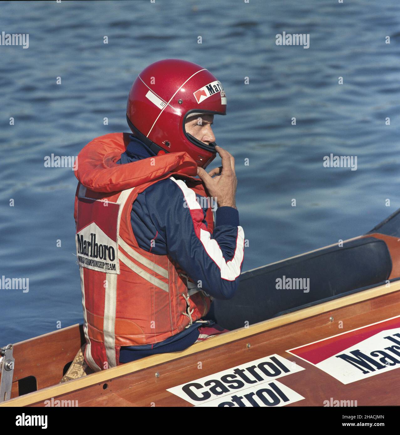 Varsovie 09.1986.Wyœcig ³odzi motorowych, zawody na Wiœle o Wielk¹ Nagrodê Stolicy (27-28.09).ZN. Zawodnik klubu sportowego Polonia Warszawa Waldemar Marsza³ek W ³odzi motorowej. msa PAP/Leszek Fidusiewicz Dok³adny dzieñ wydarzenia nieustalony.Varsovie, septembre 1986.Une course de bateau à moteur - compétition pour le Grand Prix de Varsovie sur la Vistule (27 au 28 septembre).Photo: Polonia Warszawa, compétiteur de club sportif Waldemar Marszalek. msa PAP/Leszek Fidusiewicz jour de l'événement inconnu Banque D'Images