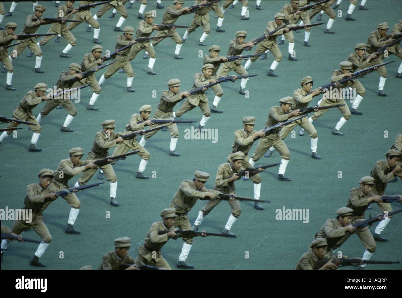 Corée Pó³nocna 09.1986.Wizyta i sekretarza KC PZPR Wojciecha Jaruzelskiego W Korei Pó³nocnej, W dniach 24-28 wrzeœnia.NZ. Pokazy sprawnoœci wojska na wiecu przyjaŸni polsko-koreañskiej na stadionie Ki-Mir-Sena. meg PAP/Jan Morek Dok³adny dzieñ wydarzenia nieustalony.Corée du Nord, 24-28 septembre 1986.Les soldats de l'armée nord-coréenne montrent leurs compétences lors d'une réunion de masse de l'amitié polonaise-coréenne lors d'une visite du premier secrétaire du Comité central du Parti des travailleurs Unis polonais, le général Wojciech Jaruzelski (non vu) en Corée du Nord au stade Ki-Mir-Sen.PAP/JAN MOREK Banque D'Images