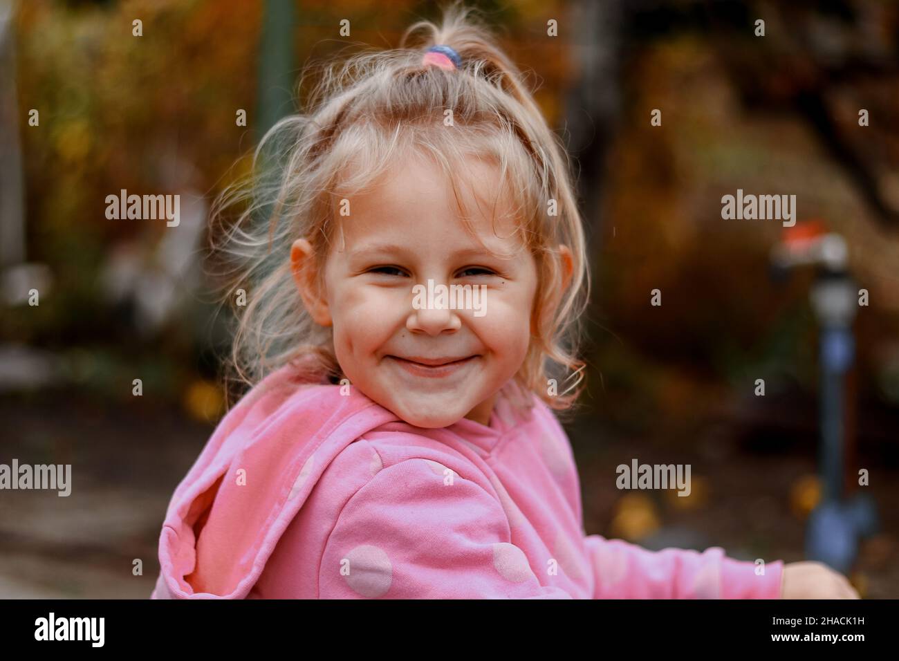 portrait d'une belle fille souriante de 4 ans.Gros plan.Style de vie.Des moments d'enfance à l'extérieur.Cheveux blonds. Banque D'Images