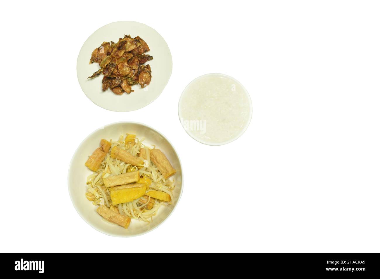 riz bouilli dans un bol mangez en couple avec une tranche de garniture de fève fève frit, tofu jaune, nourriture végétarienne et délicieux calmar salé frits, en préparation sur le plat Banque D'Images