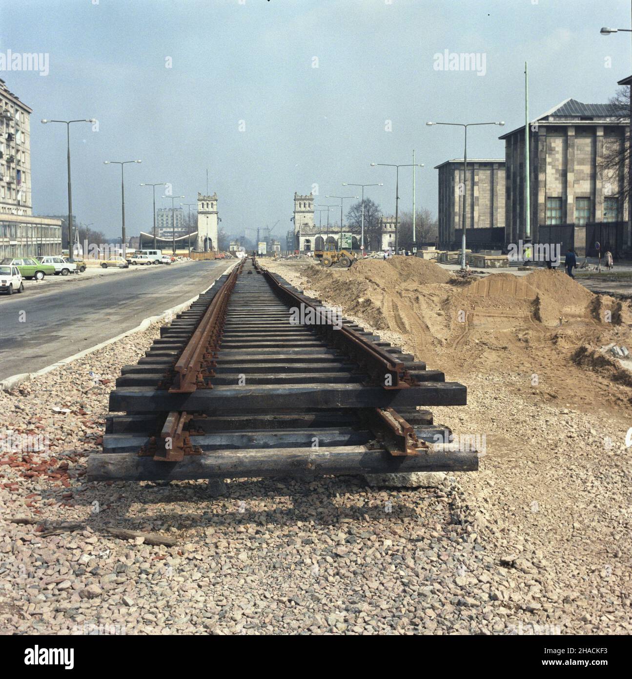 Varsovie 04.1987.Remont wiaduktu i mostu Poniatowskiego.Wjazd na MOST W stronê dzielnicy Praga.Z lewej budynek Muzeum Narodowego. ka PAP/Tadeusz ZagoŸdziñski Dok³adny dzieñ wydarzenia nieustalony.Varsovie, avril 1987.Travaux de réparation sur le pont Poniatowski de Varsovie.Photo : l'approche du pont sur la rive gauche de la Vistule, le Musée national (l). ka PAP/Tadeusz Zagozdzinski jour de l'événement inconnu Banque D'Images