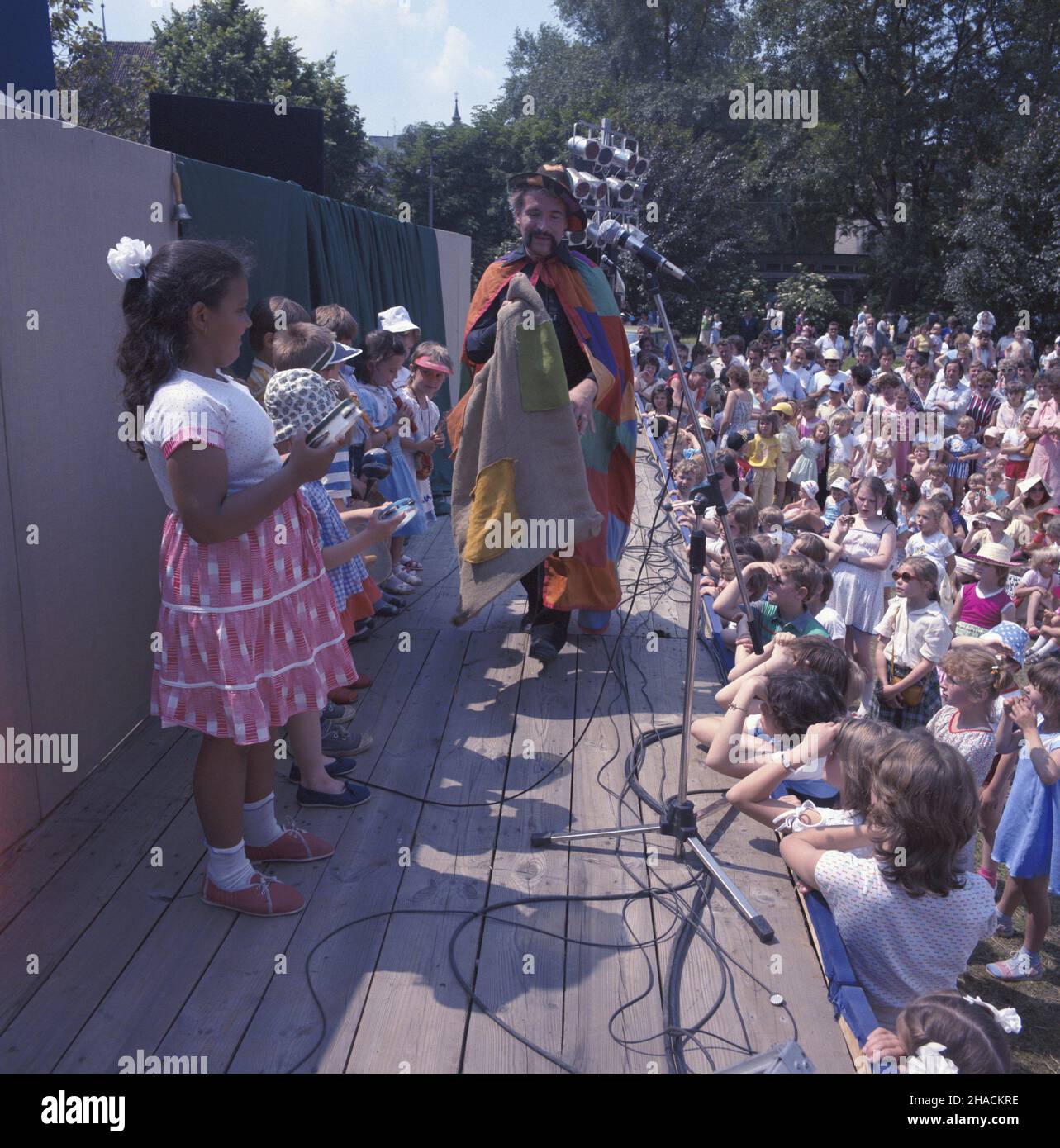 Varsovie 06.1987.Festyn na Podzamczu zorganizowany z okazji Œwiêta Trybuny Ludu (organu prasowego Polskiej Zjednoczonej Partii Robotniczej) W dniach 19-21 czerwca.NZ. Organizatorzy przygotowali wiele atrakcji dla dzieci. uu PAP/Wojciech Kryñski Dok³adny dzieñ wydarzenia nieustalony.Varsovie juin 1987.Une fête de la promotion du quotidien Trybuna Ludu (organe de presse du Parti des travailleurs Unis polonais) s'est tenue du 19 au 21 juin.Photo : la fête a présenté de nombreuses attractions pour les enfants. uu PAP/Wojciech Krynski Event Day unknown Banque D'Images