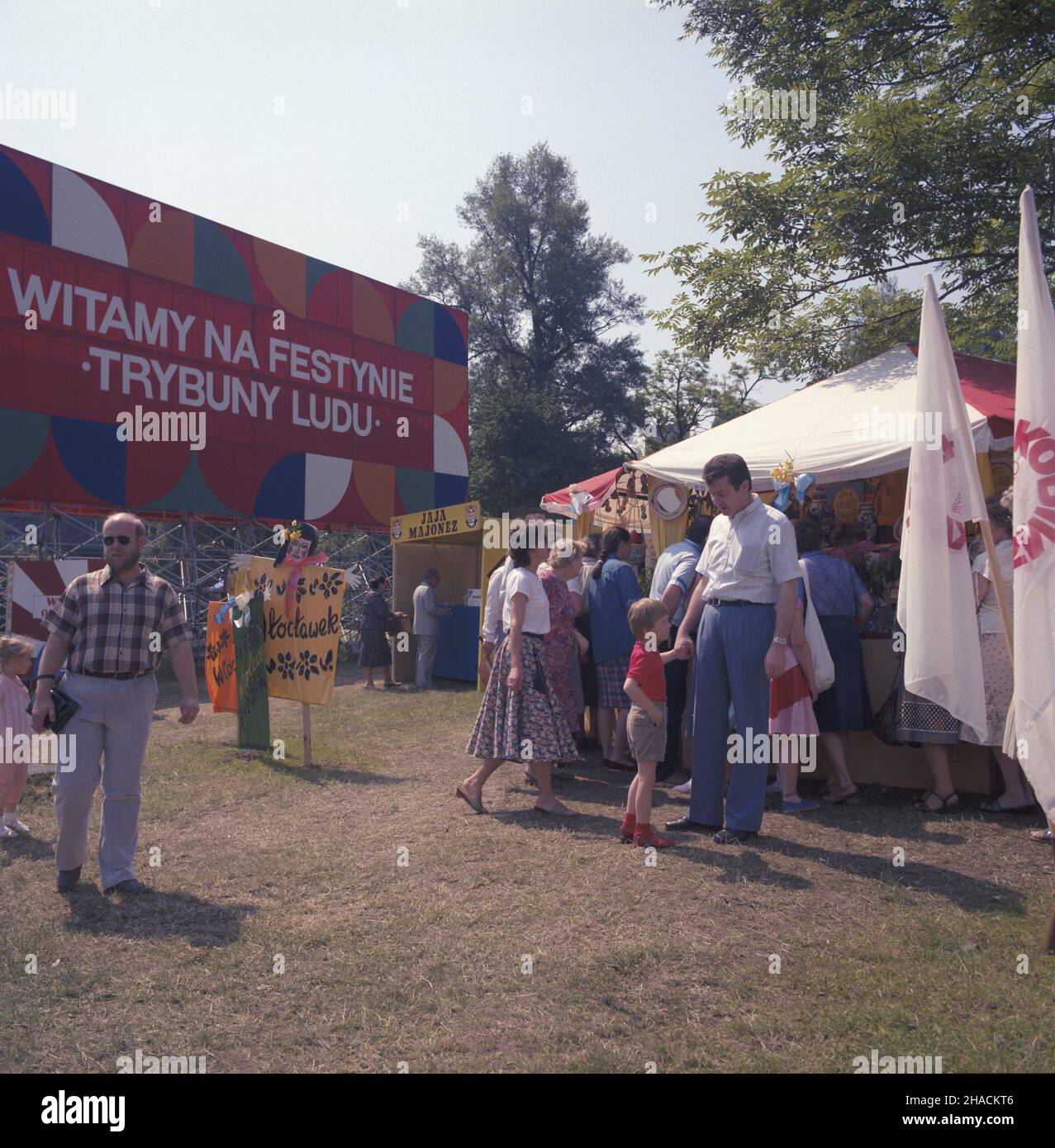 Varsovie 06.1987.Festyn na Podzamczu zorganizowany z okazji Œwiêta Trybuny Ludu (organu prasowego Polskiej Zjednoczonej Partii Robotniczej), W dniach 19-21 czerwca.NZ. Pawilon Hali Spo³em Kopiñska. uu PAP/Wojciech Kryñski Dok³adny dzieñ wydarzenia nieustalony.Varsovie juin 1987.Une fête de la promotion du quotidien Trybuna Ludu (organe de presse du Parti des travailleurs Unis polonais) s'est tenue du 19 au 21 juin.Photo : pavillon du marché de Kopinska. uu PAP/Wojciech Krynski jour de l'événement inconnu Banque D'Images