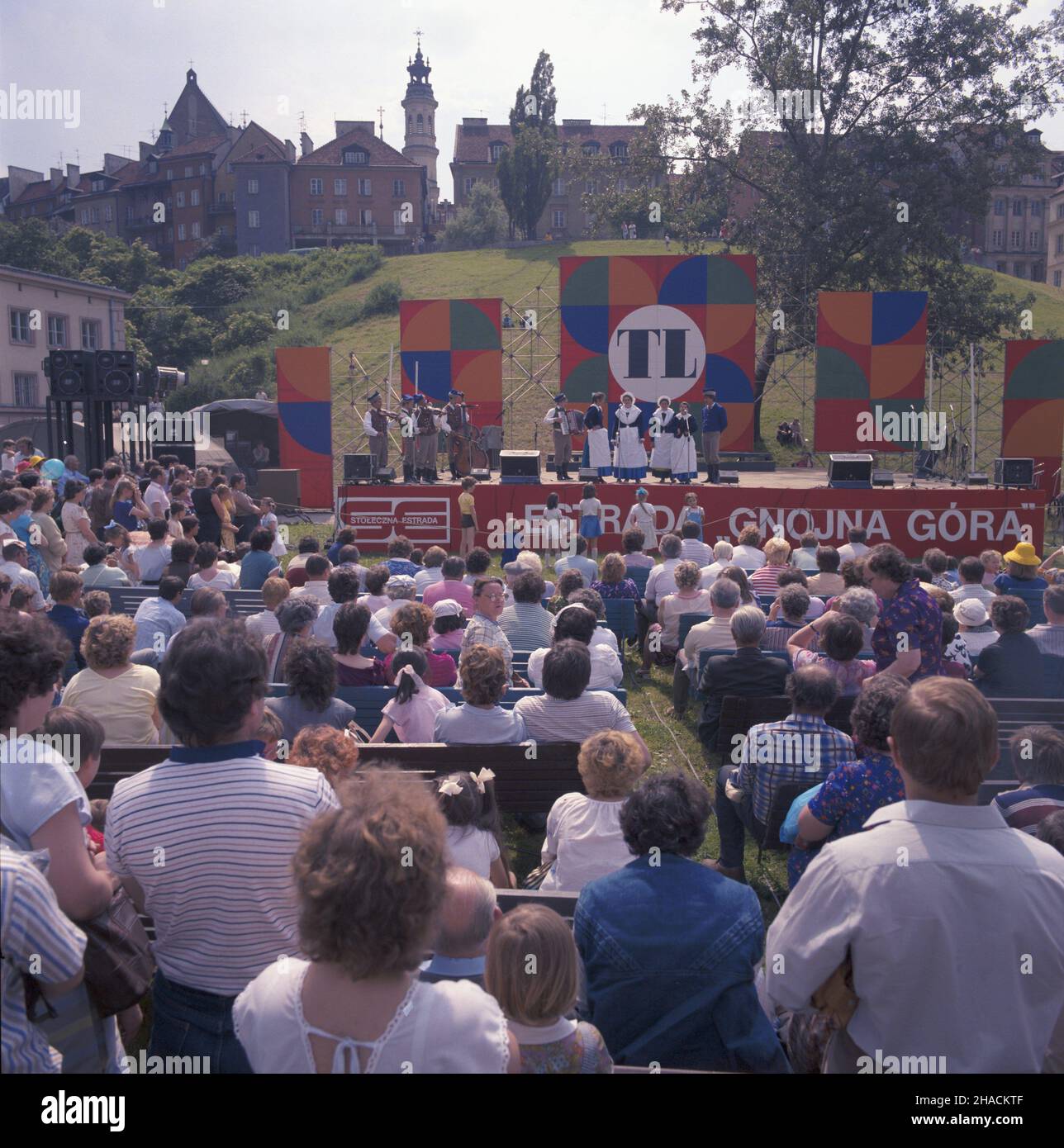 Varsovie 06.1987.Festyn na Podzamczu zorganizowany z okazji obchodów Œwiêta Trybuny Ludu organu prasowego Polskiej Zjednoczonej Partii Robotniczej W dniach 19-21 czerwca.Wystêpy artystyczne na skarpie - Estrada Gnojna Góra.NZ. Koncert zespo³u folklorystycznego. uu PAP/Wojciech Kryñski Dok³adny dzieñ wydarzenia nieustalony.Varsovie juin 1987.Une fête de la promotion du quotidien Trybuna Ludu (organe de presse du Parti des travailleurs Unis polonais) s'est tenue du 19 au 21 juin.Photo : concert d'un groupe folklorique. uu PAP/Wojciech Krynski Journée de l'événement inconnue Banque D'Images