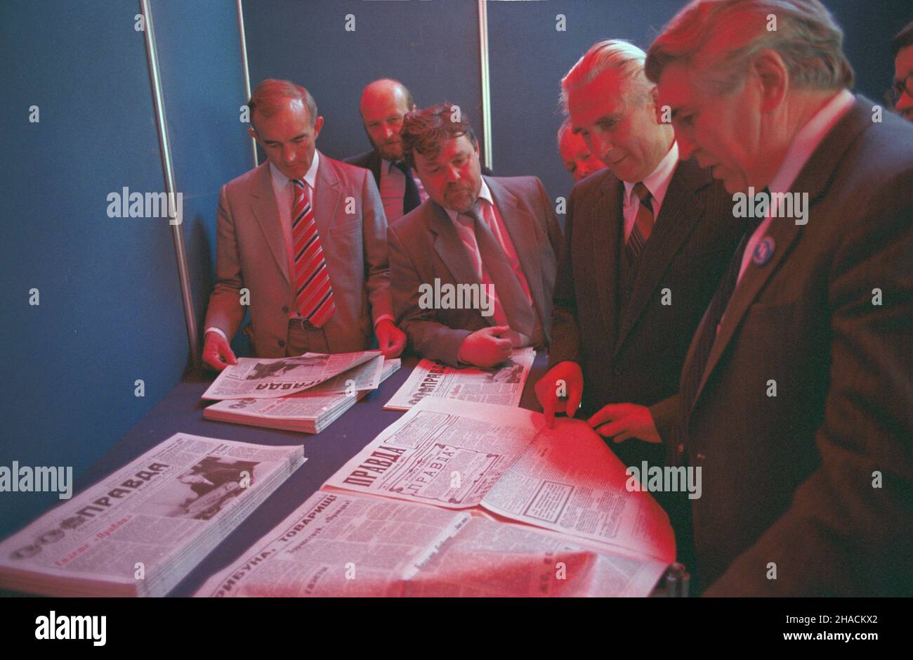 Varsovie 06.1987.Festyn na Podzamczu zorganizowany z okazji Œwiêta Trybuny Ludu (organu prasowego Polskiej Zjednoczonej Partii Robotniczej) W dniach 19-21 czerwca.przewodnicz¹cy Komisji SpRAW Zagranicznych Sejmu Józef Czyrek (2P). uu PAP/Wojciech Kryñski Dok³adny dzieñ wydarzenia nieustalony.Varsovie juin 1987.Le pique-nique au pied de la colline du château de Varsovie a été organisé le 19-21 juin à l'occasion de l'anniversaire du journal Trybuna Ludu (le journal du parti des travailleurs Unis polonais).Photo : président de la commission des affaires étrangères de Sejm Jozef Czyrek (2e droite Banque D'Images