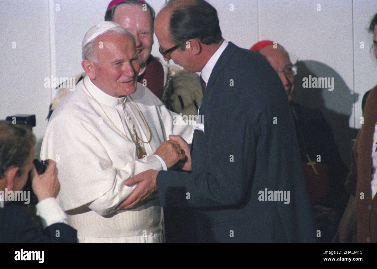 Lublin 09.06.1987.III pielgrzymka papie¿a Jana Paw³a II do Polski.Spotkanie Ojca Œwiêtego z przedstawicielami œwiata nauki, wyk³adowcami akademickimi i studentami W auli Katolickiego Uniwersyteu lubelskiego.Przywitanie z by³ym rektorem UMCS prof.Tadeuszem Baszyñskim.ZA Janem Paw³em II rektor Katolickiego Uniwersyteu lubelskiego biskup Piotr Hamperek. ka PAP/Wojciech KryñskiLublin, le 9 juin 1987.Le pape Jean-Paul II lors de son troisième pèlerinage en Pologne.Photo : rencontre avec le personnel universitaire et les étudiants dans la cour de l'Université catholique de Lublin.Le Pape accueille le professeur TAD Banque D'Images