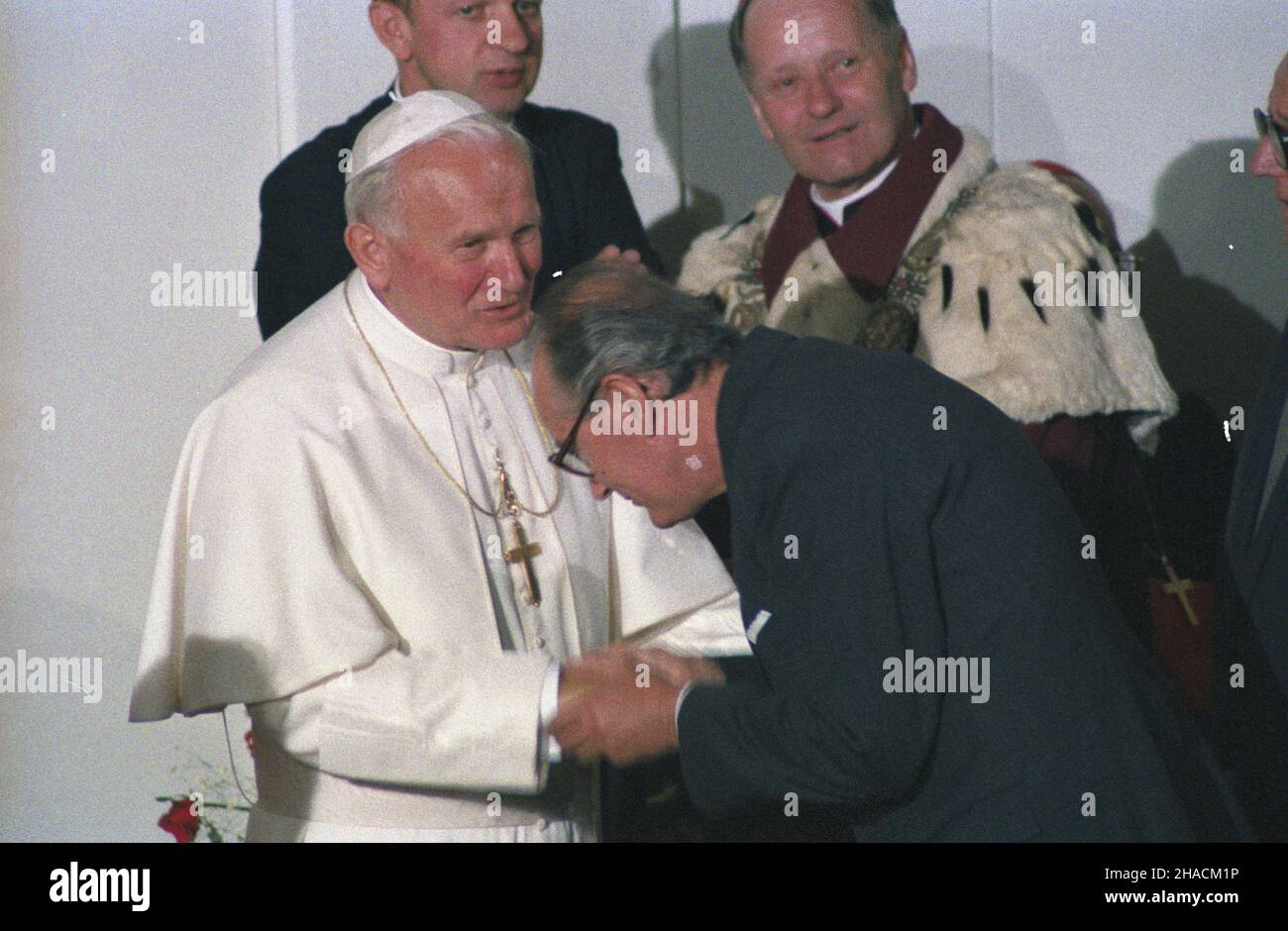 Lublin 09.06.1987.III pielgrzymka papie¿a Jana Paw³a II do Polski.Spotkanie Ojca Œwiêtego z przedstawicielami œwiata nauki, wyk³adowcami akademickimi i studentami W auli Katolickiego Uniwersyteu lubelskiego.ZA Janem Paw³em II ksi¹dz Stanis³aw Dziwisz (2L) oraz rektor Katolickiego Uniwersytetu lubelskiego biskup Piotr Hamperek (1P). ka PAP/Wojciech KryñskiLublin, le 9 juin 1987.Le pape Jean-Paul II lors de son troisième pèlerinage en Pologne.Photo : rencontre avec le personnel universitaire et les étudiants dans la cour de l'Université catholique de Lublin.Derrière Jean-Paul II le Rév. Stanislaw Dziwisz (2L) Banque D'Images