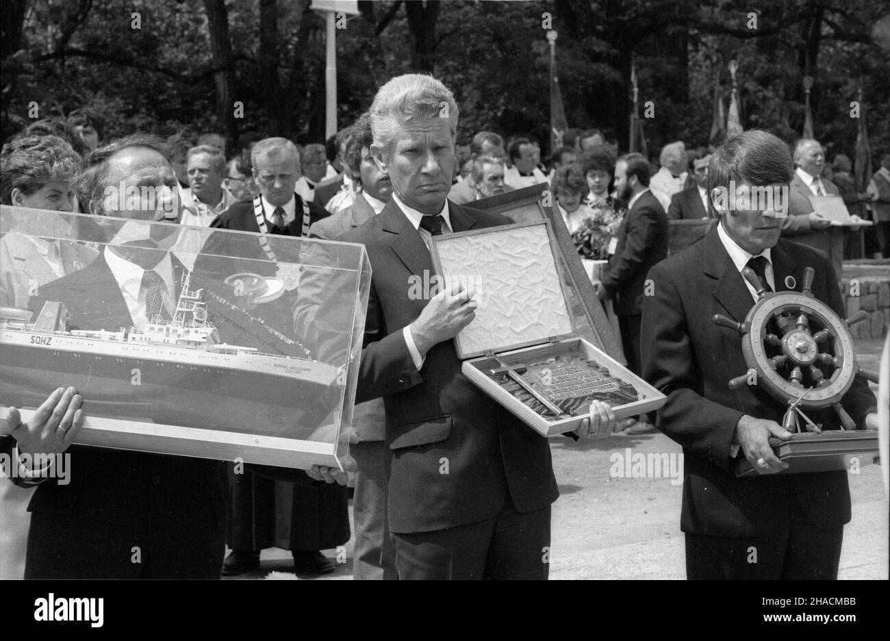 Szczecin, 1987-06-11.III pielgrzymka Ojca Œwiêtego Jana Paw³a II do Polski.Msza œwiêta dla rodzin na Jasnych B³oniach.NZ. Delegacja stoczniowców szczeciñskich podczas procesji z darami. ppr PAP/CAF/Zbigniew MatuszewskiSzczecin, 11 juin 1987.Le 3ème pèlerinage du Saint-Père Jean-Paul II en Pologne.La messe sainte pour les familles dans les prés de Cracovie.Photo: Une délégation de travailleurs de chantier de Szczecin avec des cadeaux pendant une procession. ppr PAP/CAF/Zbigniew Matuszewski Banque D'Images