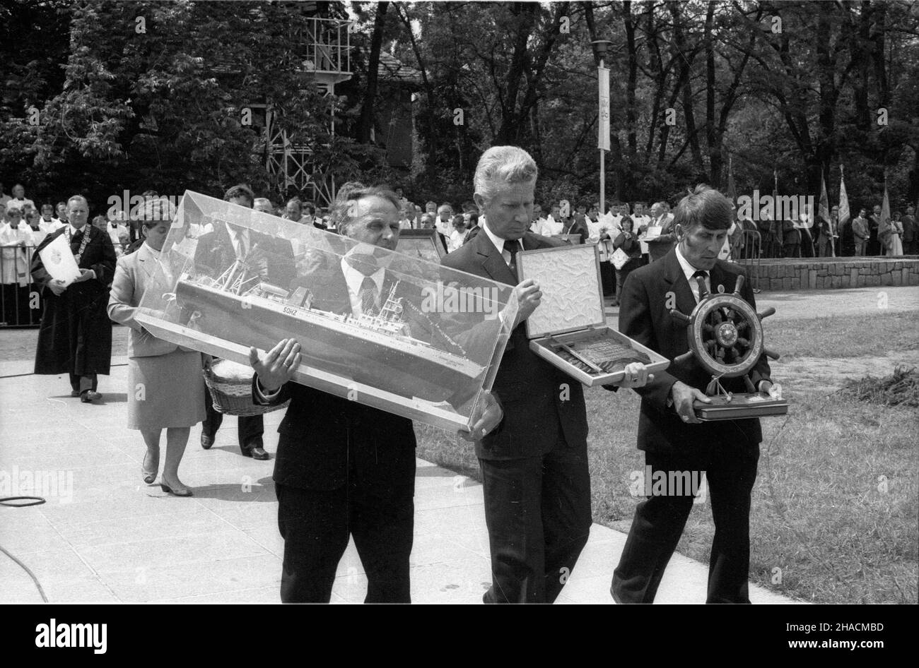 Szczecin, 1987-06-11.III pielgrzymka Ojca Œwiêtego Jana Paw³a II do Polski.Msza œwiêta dla rodzin na Jasnych B³oniach.NZ. Delegacja stoczniowców szczeciñskich podczas procesji z darami. ppr PAP/CAF/Zbigniew MatuszewskiSzczecin, 11 juin 1987.Le 3ème pèlerinage du Saint-Père Jean-Paul II en Pologne.La messe sainte pour les familles dans les prés de Cracovie.Photo: Une délégation de travailleurs de chantier de Szczecin avec des cadeaux pendant une procession. ppr PAP/CAF/Zbigniew Matuszewski Banque D'Images