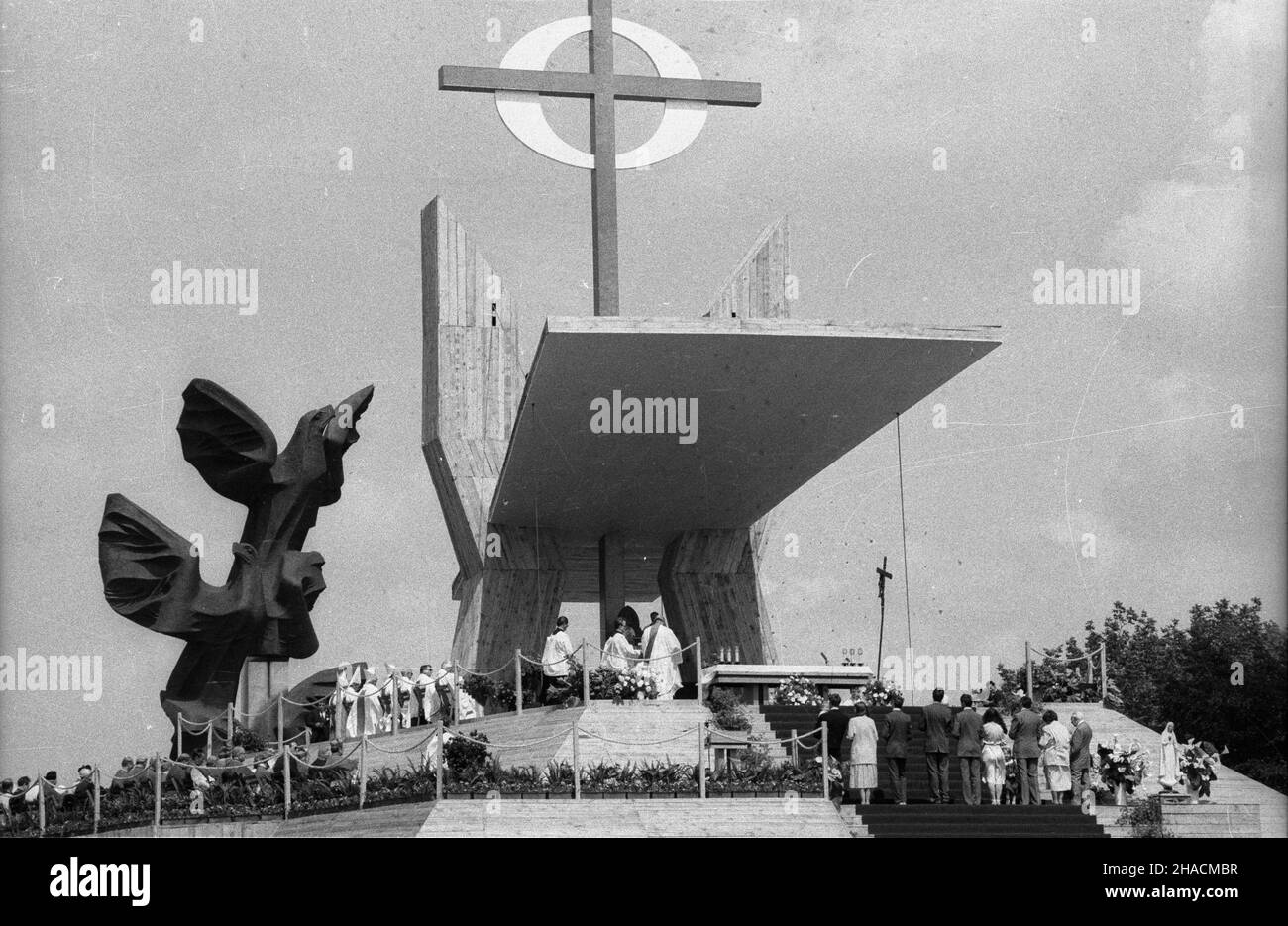 Szczecin, 1987-06-11.III pielgrzymka Ojca Œwiêtego Jana Paw³a II do Polski.Msza œwiêta dla rodzin na Jasnych B³oniach, podczas której papie¿ ukoronowa³ figureê Matki Bo¿ej Fatimskiej - dar ruchu maryjnego z USA i Francji.NZ. Widok o³tarza podczas mszy œwiêtej.W tle Pomnik Czynu Polaków. ppr PAP/CAF/Zbigniew MatuszewskiSzczecin, 11 juin 1987.Troisième pèlerinage du Saint-Père Jean-Paul II en Pologne.La messe pour les familles de Jasne Blonie (Light Meadows) au cours de laquelle le pape a couronné la statue de mère de Dieu de Fatima, le don du mouvement Marial des États-Unis et de France. Banque D'Images