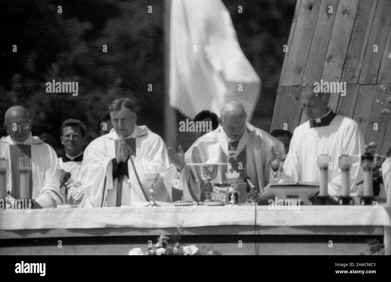 Szczecin, 1987-06-11.III pielgrzymka Ojca Œwiêtego Jana Paw³a II do Polski.Msza œwiêta dla rodzin na Jasnych B³oniach.OD lewej: Sekretarz stau Stolicy Apostolskiej - Agostino Casaroli, arcybiskup Kazimierz Majdañski, Ojciec Œwiêty Jan Pawe³ II, mistrz papieskich maemonii liturgicznych - Piero Marini. ppr PAP/CAF/Adam Hawa³ejSzczecin, 11 juin 1987.Le 3ème pèlerinage du Saint-Père Jean-Paul II en Pologne.La messe sainte pour les familles aux Light Meadows.Photo de gauche : Secrétaire d'Etat du Saint-Siège Agostino Casaroli, Archevêque Kazimierz Majdanski, Saint-Père Jean-Paul II, M. Banque D'Images