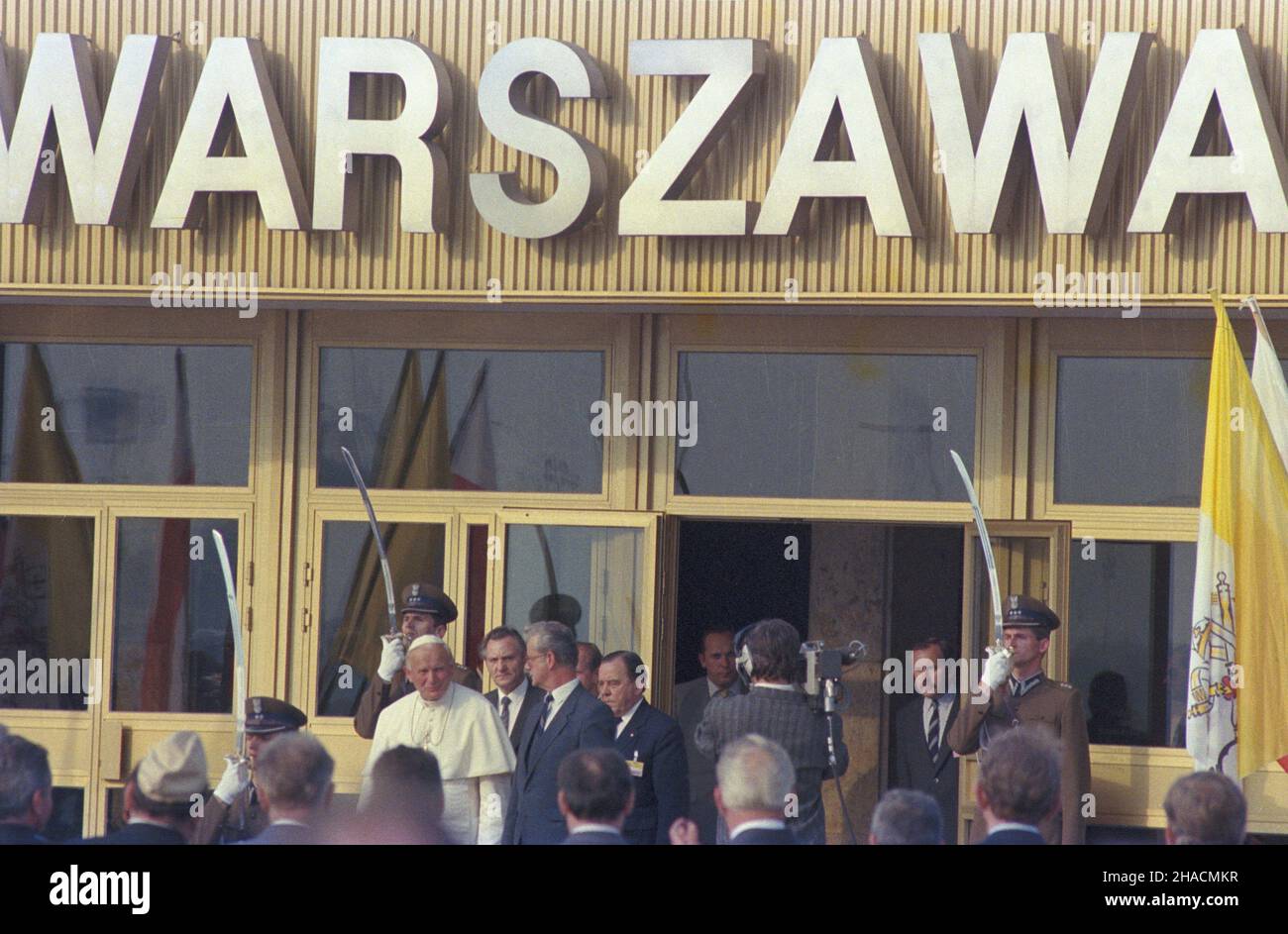 Varsovie 14.06.1987.III pielgrzymka papie¿a Jana Paw³a II do Polski.Ceremonia po¿egnania na lotnisku wojskowym Okêcie.NZ. m.in.: Ojciec Œwiêty (L), szef protoko³u dyplomatycznego Roman Czy¿ycki (3L, W okularach), szef Biura Ochrony Rz¹du gen.Olgierd Piotr Dar¿ynkiewicz (4L, z identyfikatorem). uu PAP/Wojciech KryñskiVarsovie 14 juin 1987.Troisième pèlerinage du Pape Jean-Paul II en Pologne.La cérémonie d'adieu à l'aéroport militaire d'Okecie.Photo entre autres: Le Saint-Père (à gauche), chef du protocole diplomatique Roman Czyzyzycki (3e à gauche, en lunettes), chef du gouvernement P Banque D'Images