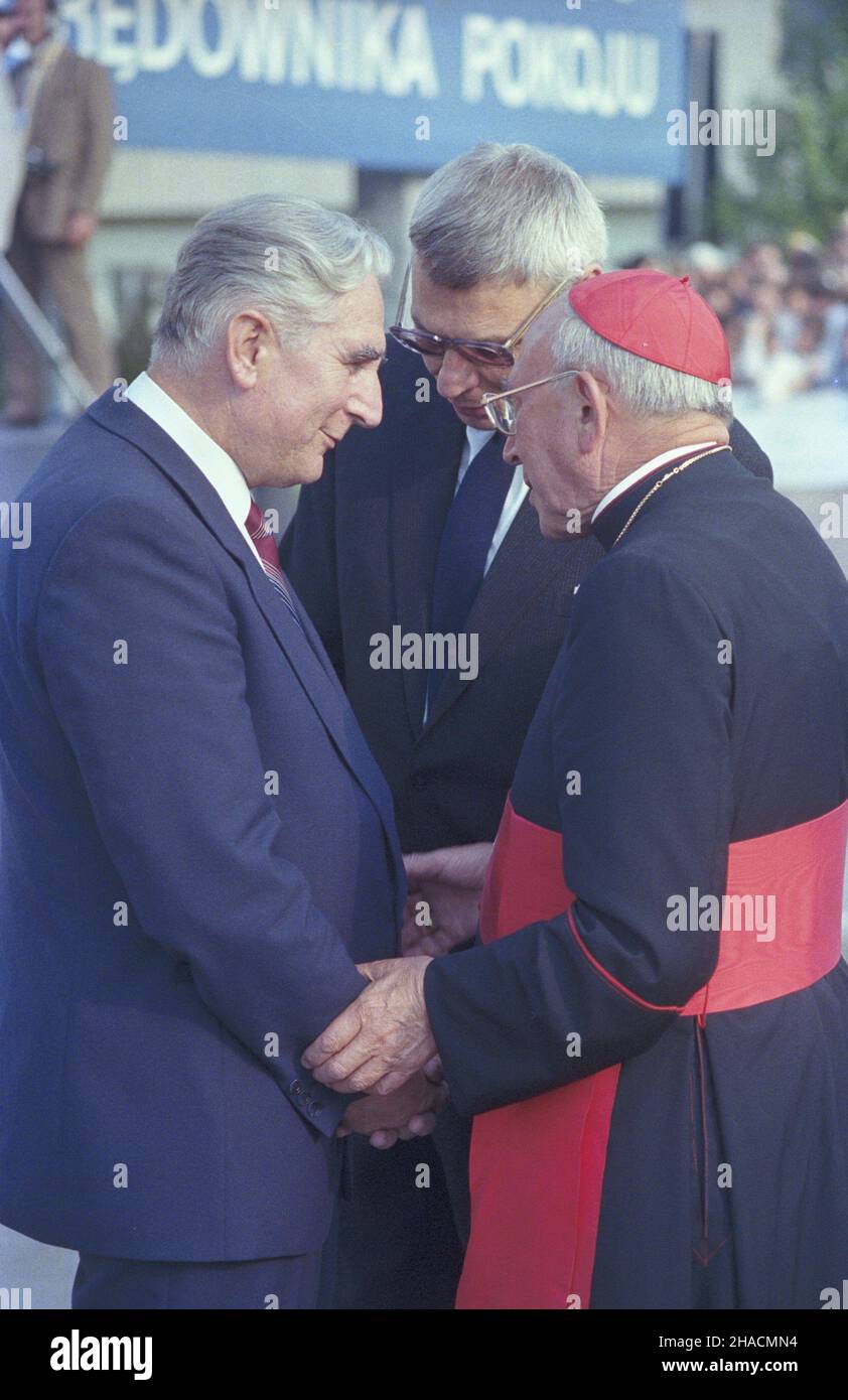 Varsovie 14.06.1987.III pielgrzymka papie¿a Jana Paw³a II do Polski.Ceremonia po¿egnania na lotnisku wojskowym Okêcie.NZ. m.in.: przewodnicz¹cy Komisji SpRAW Zagranicznych Sejmu Józef Czyrek (L) i kardyna³ Agostino Casaroli (P). uu PAP/Jan MorekVarsovie 14 juin 1987.Troisième pèlerinage du Pape Jean-Paul II en Pologne.La cérémonie d'adieu à l'aéroport militaire d'Okecie.Photo entre autres: Président de la Commission des affaires étrangères de Sejm Jozef Czyrek (à gauche) et Cardinal Agostino Casaroli (à droite). uu PAP/Jan Morek Banque D'Images