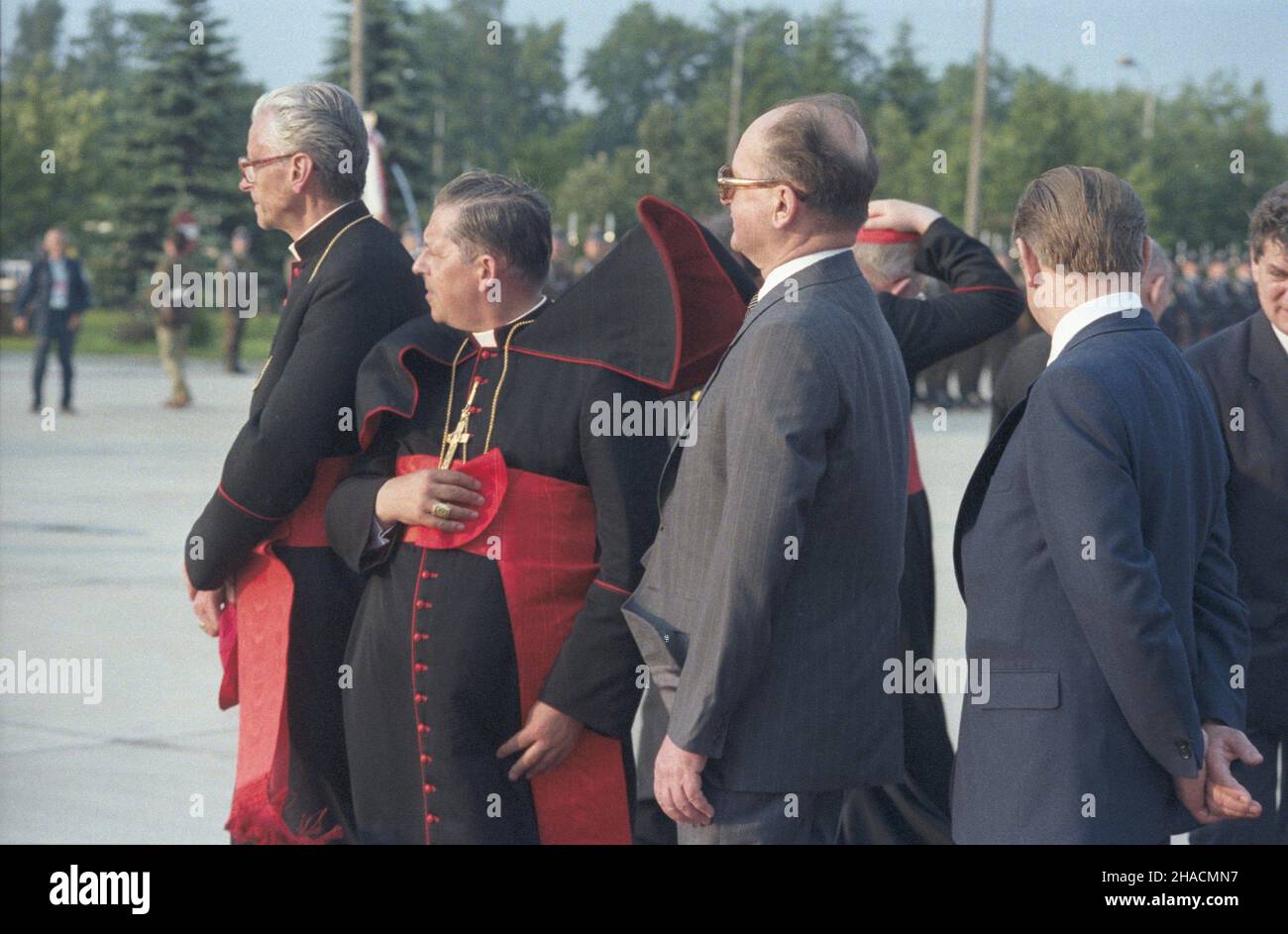 Varsovie 14.06.1987.III pielgrzymka papie¿a Jana Paw³a II do Polski.Ceremonia po¿egnania na lotnisku wojskowym Okêcie.OD lewej: Metropolita krakowski kardyna³ Franciszek Macarski, prymas Polski kardyna³ Józef Glemp, przewodnicz¹cy Rady Pañstwa PRL Wojciech Jaruzelski. uu PAP/Jan MorekVarsovie 14 juin 1987.Troisième pèlerinage du Pape Jean-Paul II en Pologne.La cérémonie d'adieu à l'aéroport militaire d'Okecie.Photo de gauche : le Cardinal Franciszek Macarski, le Primat de Pologne, le Cardinal Jozef Glemp, Président du Conseil d'Etat de PRL, Wojciech Jaruzelski, président de TH Banque D'Images