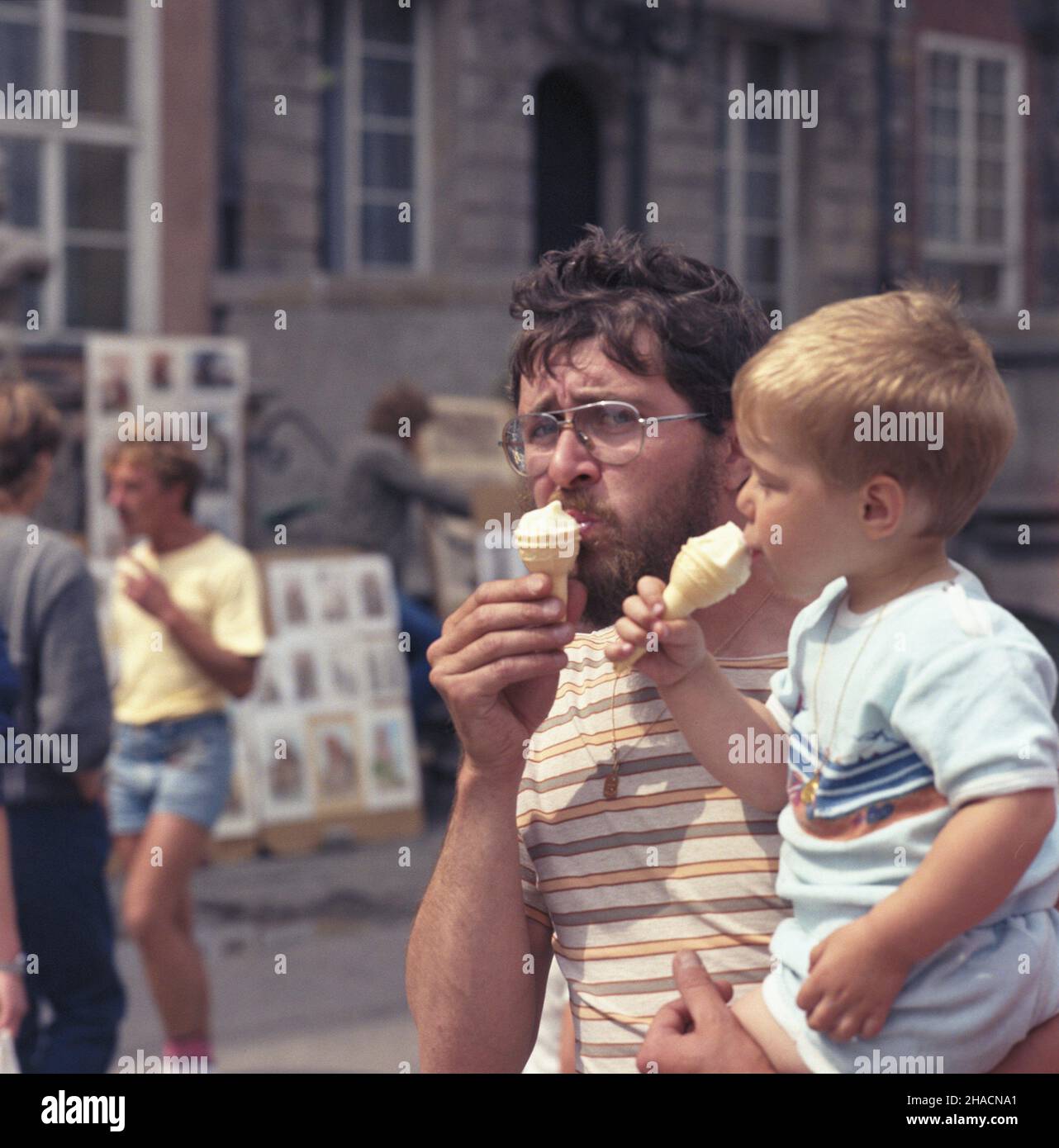 Gdañsk 08.1987.Lody W waflowym ro¿ku. uu PAP/Jan Morek Dok³adny dzieñ wydarzenia nieustalony.Gdansk, Pologne, août 1987.Un père avec son fils mange des glaces à Gdansk.PAP/JAN MOREK Banque D'Images