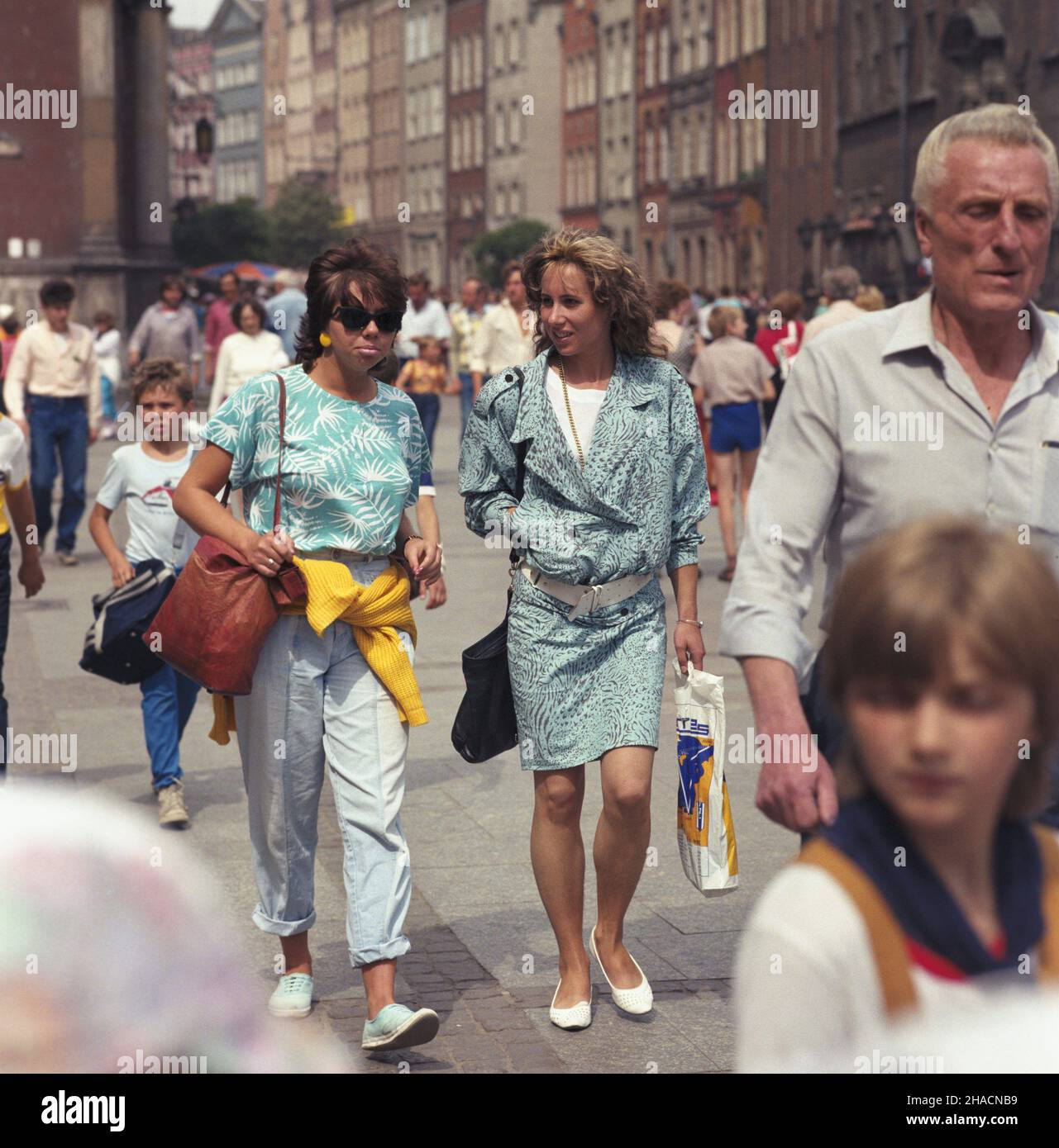 Gdañsk 08.1987.Ulica D³ugi Targ W G³ównym Mieœcie. uu PAP/Jan Morek Dok³adny dzieñ wydarzenia nieustalony.Gdansk, Pologne, août 1987.Touristes sur la rue Dlugi Targ dans la ville principale (vieille ville) à Gdansk.PAP/JAN MOREK Banque D'Images