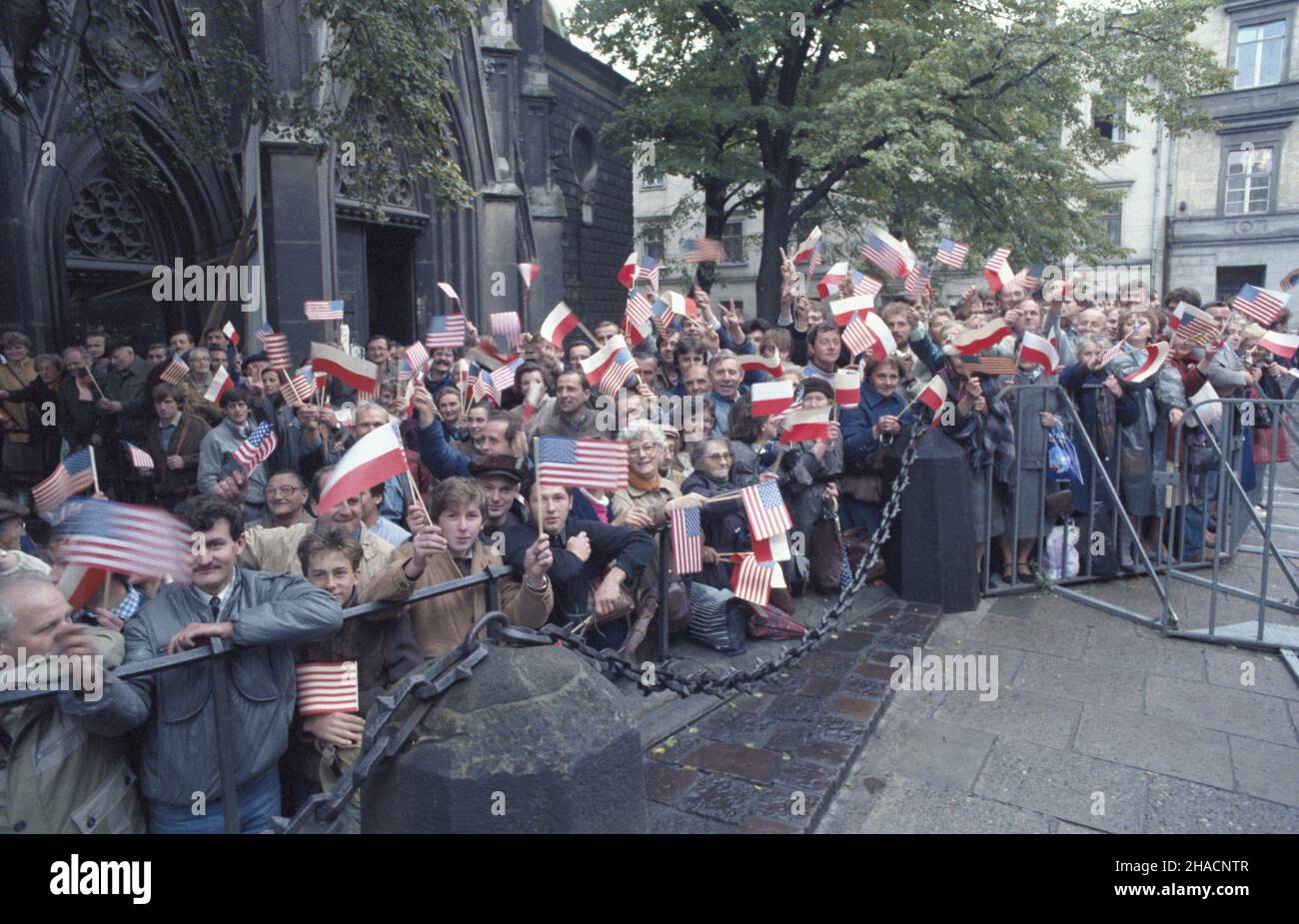 Cracovie 29.09.1987.Wizyta wiceprezydenta Stanów Zjednoczonych George'a Busha z ma³¿onk¹ Barbar¹ W Polsce.Przed siedzib¹ Konsulatu Stanów Zjednoczonych przy ulicy Stolarskiej 9 George Bush przewodniczy³ uroczystoœci nadania tej placówce rangi Konsulatu Generalnego.Wydarzenie zgromadzi³o licznych mieszkañców (nz.)Krakowa.W g³êbi bazylika Œwiêtej Trójcy przy ul.Stolarskiej 12. uu PAP/Jerzy OchoñskiCracovie 29 septembre 1987.LE vice-président AMÉRICAIN George Bush avec sa femme Barbara en Pologne.George Bush mène une cérémonie qui a élevé le consulat des États-Unis au 9, rue Stolarska, au rang de général des États-Unis Banque D'Images