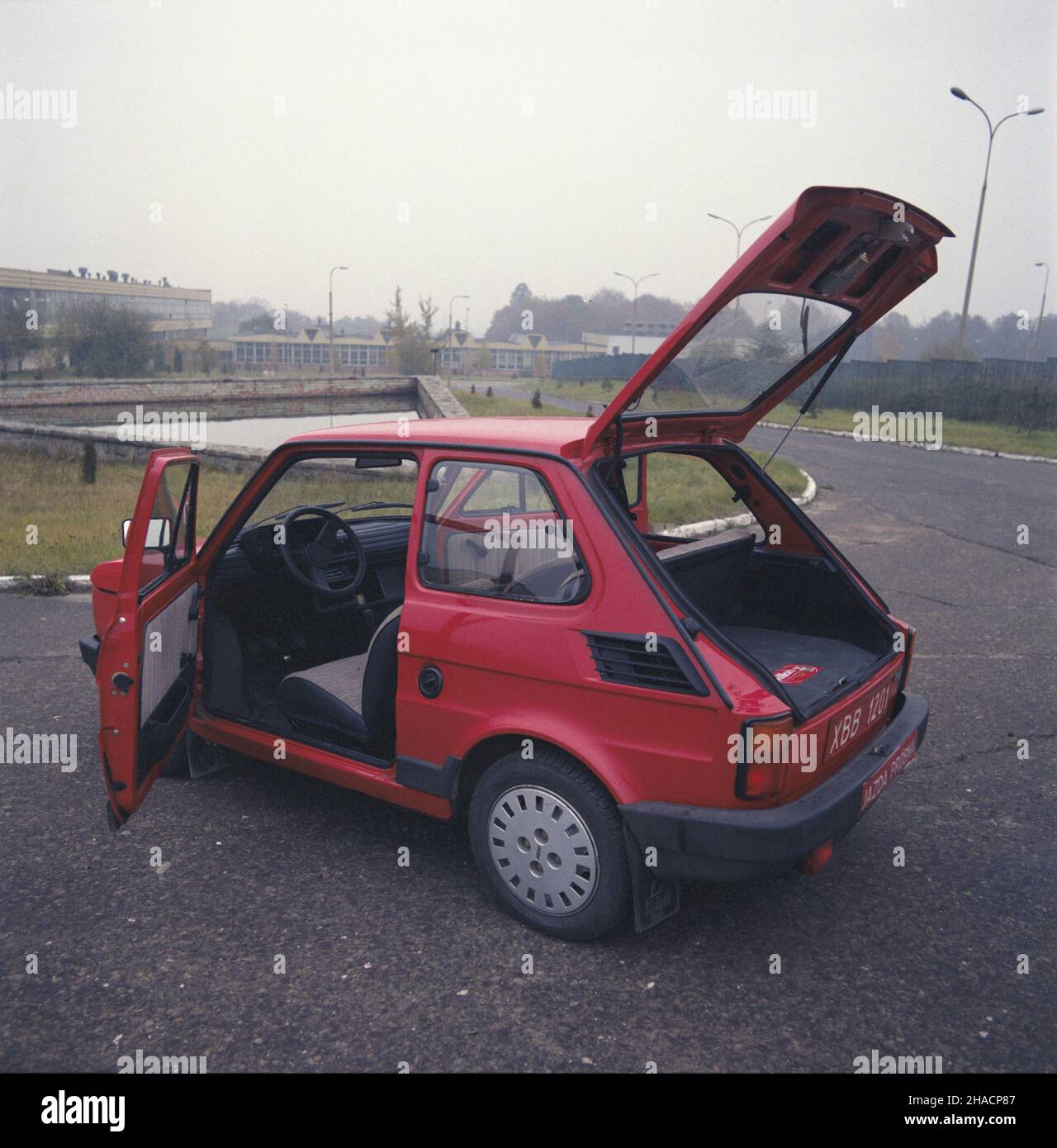 Bielsko-Bia³a 11.1987.Samochód Fiat 126 bis wyprodukowany W Fabryce Samochodów Ma³olita¿owych Polmo Bielsko-Bia³a.Dodano mu m.in. Trzecie drzwi. mw PAP/Jerzy Ochoñski Dok³adny dzieñ wydarzenia nieustalony.Bielsko-Biala novembre 1987.Fiat 126 BIS fabriqué à l'usine de voitures à moteur de petite capacité de Polmo à Bielsko-Biala.Une version de Fiat 126 avec troisième porte. mw PAP/Jerzy Ochonski Date de l'événement inconnue. Banque D'Images
