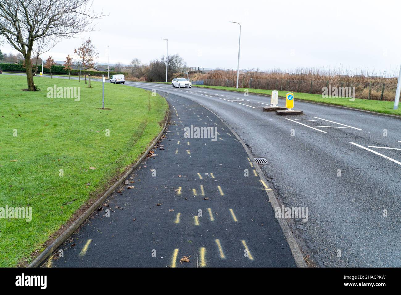 Newhame Rd, Montrose, Angus, Écosse, 12th décembre 2021 : photo :Les conséquences d'un RTC sérieux, qui a vu une marchette femelle tuée, suite à une voiture qui a perdu le contrôle sur le virage serré de Newhame Rd, montant la chaussée, frappant le marcheur femelle pour chiens, puis s'écrasant dans le remblai ferroviaire.Le RTC mortel s'est produit autour de 8,20pm le samedi 11th décembre 2021.Les marquages jaunes sur la route sont tirés de l'enquête de police, illustrant le chemin emprunté par la voiture.Les membres du public ont été vus pour déposer des fleurs dans une marque de respect pour la femme qui est décédée.Credit:Barry Nixon/Alamy Live News Banque D'Images