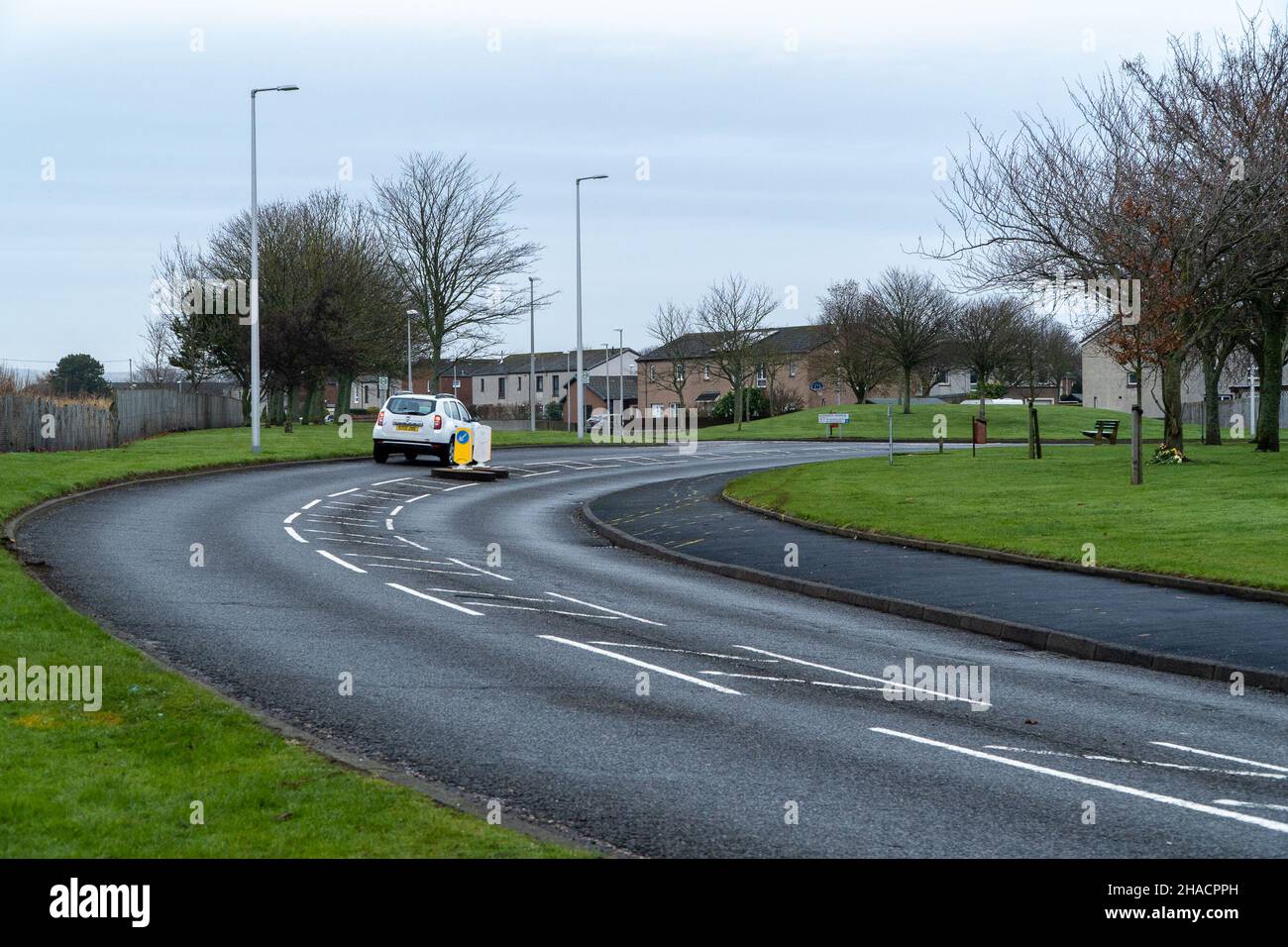 Newhame Rd, Montrose, Angus, Écosse, 12th décembre 2021 : photo :Les conséquences d'un RTC sérieux, qui a vu une marchette femelle tuée, suite à une voiture qui a perdu le contrôle sur le virage serré de Newhame Rd, montant la chaussée, frappant le marcheur femelle pour chiens, puis s'écrasant dans le remblai ferroviaire.Le RTC mortel s'est produit autour de 8,20pm le samedi 11th décembre 2021.Les marquages jaunes sur la route sont tirés de l'enquête de police, illustrant le chemin emprunté par la voiture.Les membres du public ont été vus pour déposer des fleurs dans une marque de respect pour la femme qui est décédée.Credit:Barry Nixon/Alamy Live News Banque D'Images