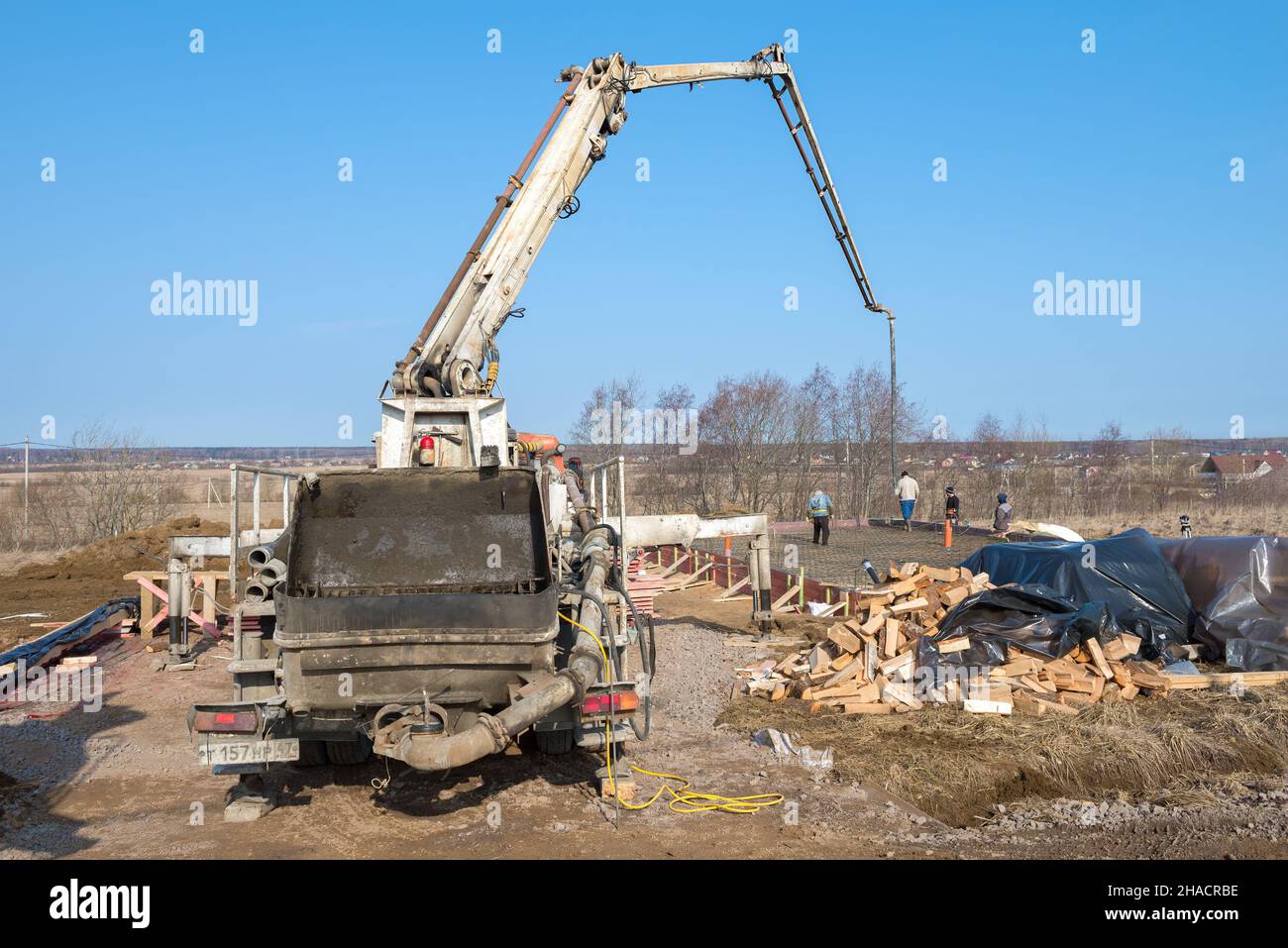 OBLAST DE LENINGRAD, RUSSIE - 28 MARS 2021 : pompe à béton sur le site de construction d'une maison de campagne le jour ensoleillé de mars Banque D'Images