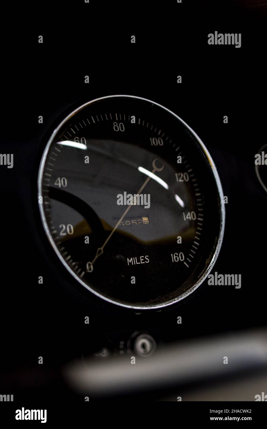 Gros plan de l'écran de l'indicateur de vitesse de la voiture Banque D'Images