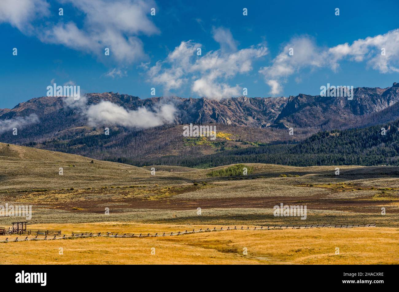 Wind River Range, vue depuis la State Highway 352, la forêt nationale de Bridger Teton, au nord de Pinedale, Wyoming, États-Unis Banque D'Images