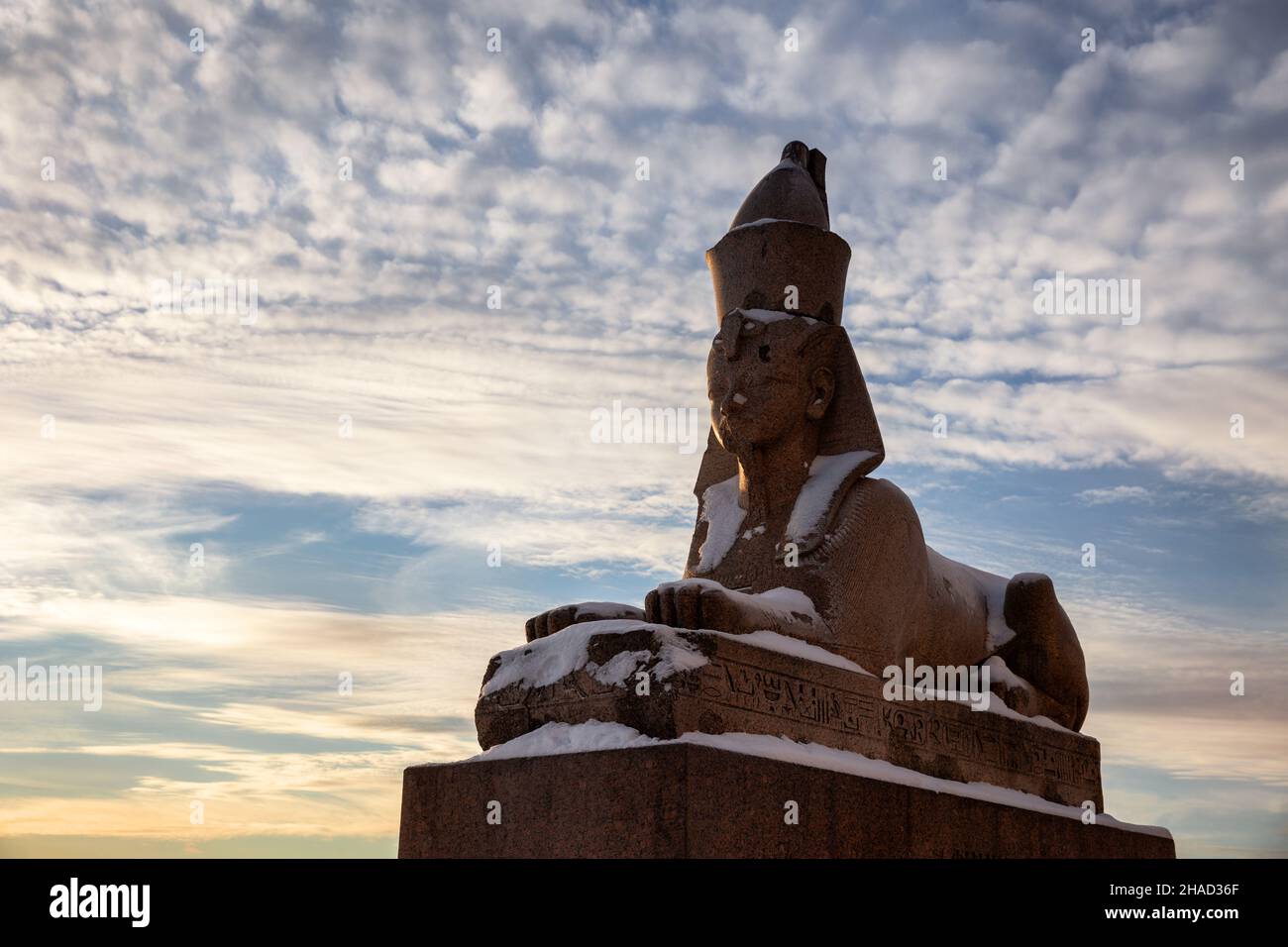 Sculpture du Sphinx égyptien sur le fond du ciel du coucher du soleil.Saint-Pétersbourg, Russie Banque D'Images