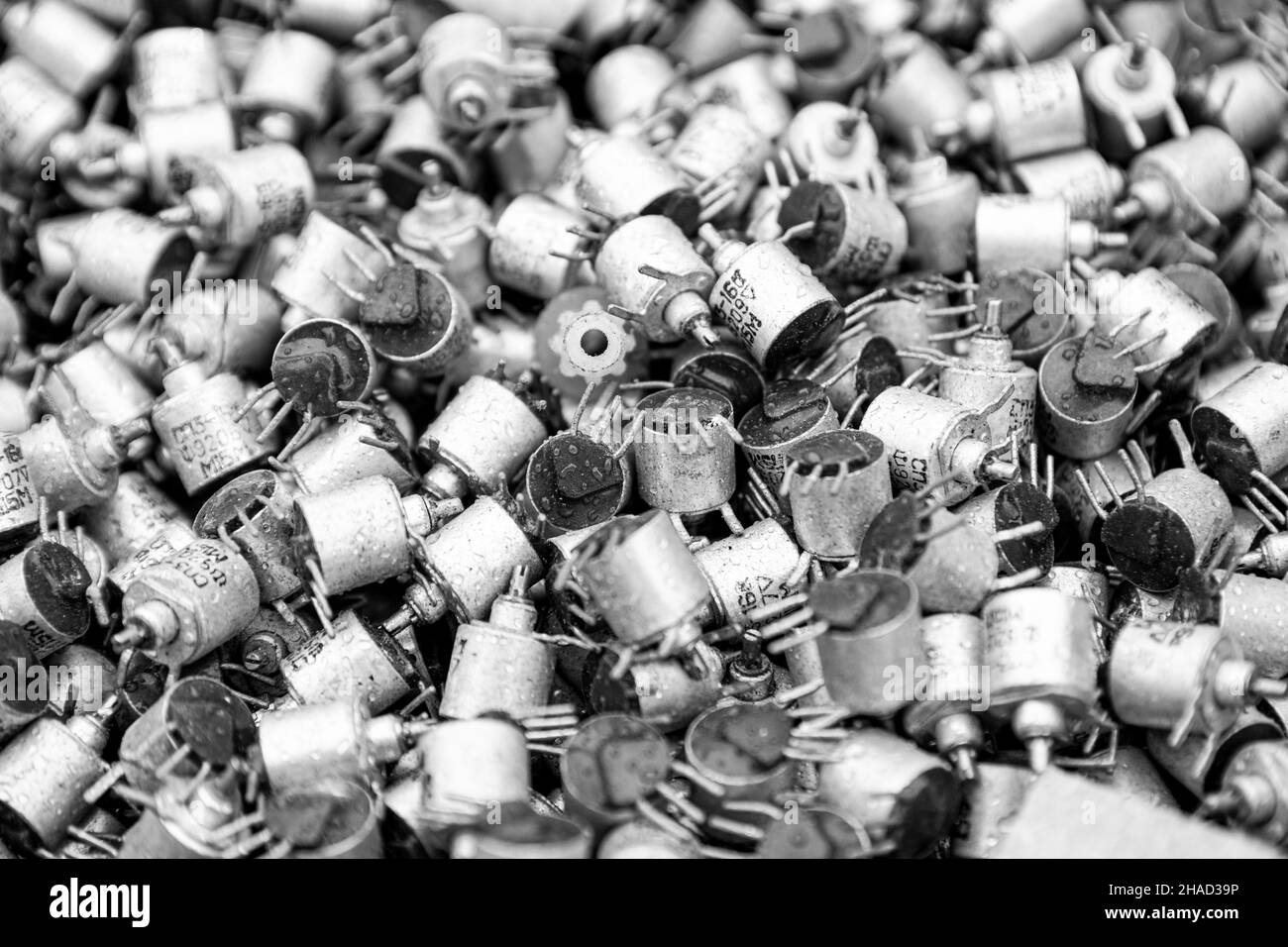 composants électroniques vintage pour l'utilisation. beaucoup de détails identiques dans un boîtier en aluminium. texture pour l'arrière-plan. Banque D'Images