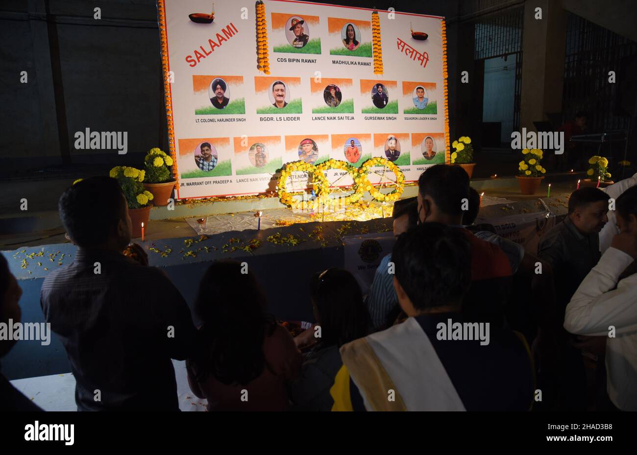 Guwahati, Guwahati, Inde.12th décembre 2021.Le peuple rend hommage au Chef d'état-major de la Défense, le Gén Bipin Rawat, sa femme Madhulika et 11 autres membres des Forces armées qui ont été tués dans l'accident de l'IAF Chopper mi-17V5 le 9th décembre à Tamil Nadu, en Inde, à Guwahati Assam India, le dimanche 12th décembre 2021.(Image de crédit : © Dasarath Deka/ZUMA Press Wire) Banque D'Images