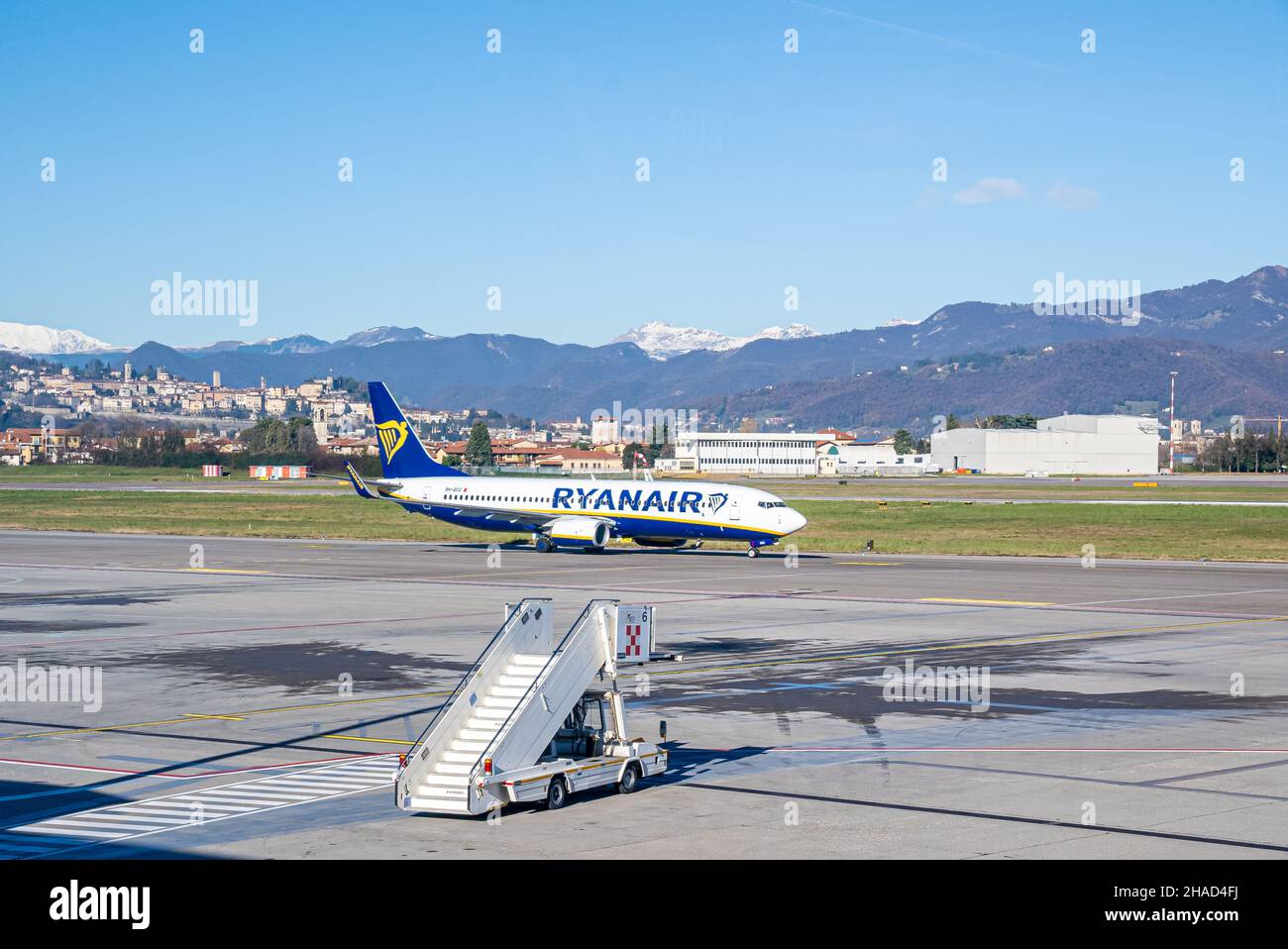 L'avion Ryan Air se prépare à descendre à l'aéroport Banque D'Images