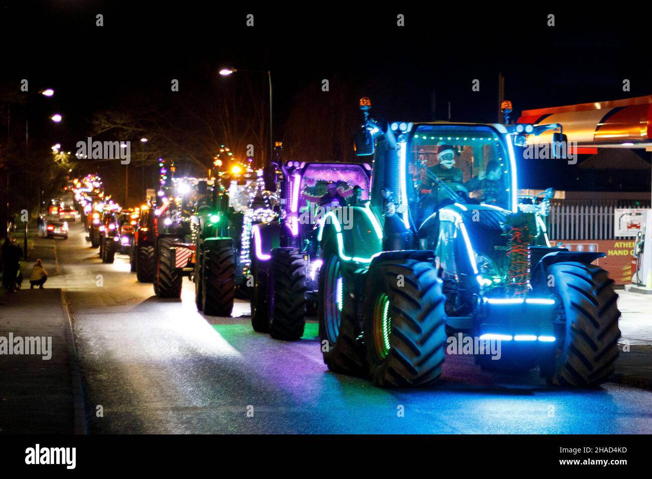 Le troisième défilé annuel de tracteurs décoré de Noël.Plus de 70