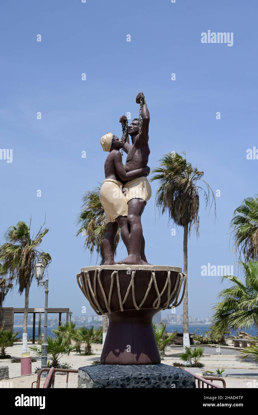 Sénégal, Dakar, Île de Gorée, île de Goree, monument statue de la liberté de l'esclavage, l'île était autrefois utilisée pour la traite transatlantique des esclaves de l'Union européenne / Insel Goree, von hier wurden Sklaven nach Amerika verschifft, Mahnmal Die Statue der Freiheit von Sklaverei Banque D'Images