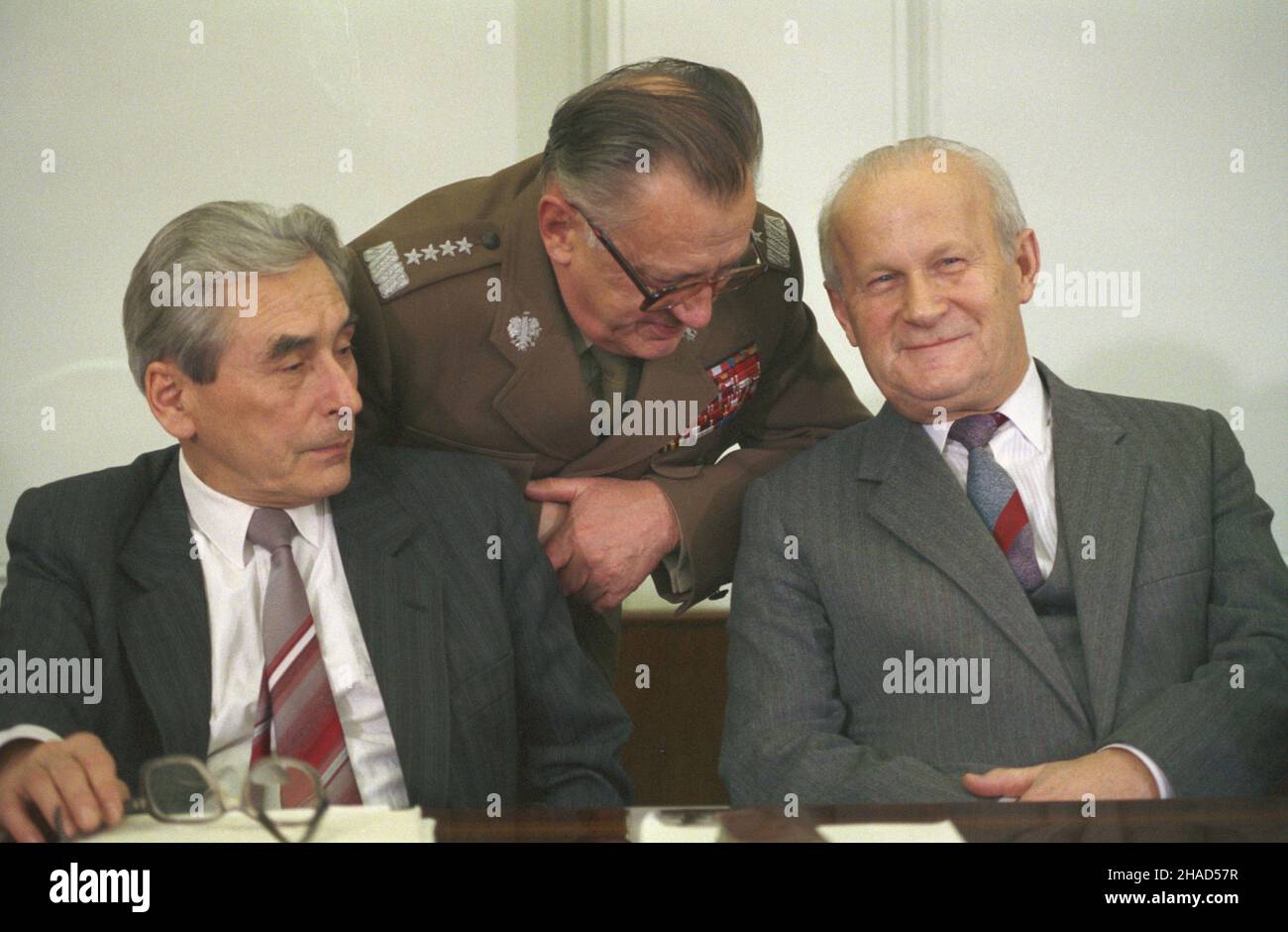 Varsovie 25.11.1987.VI Plenum Komitetu Centralnego Polskiej Zjednoczonej Partii Robotniczej (KC PZPR) poœwiêcone specyzowanu wizji dalszej demokratyzacji ¿ycia politycznego.ZN. od lewej: cz³onek Biura Politycznego Komitetu Centralnego Polskiej Zjednoczonej Partii Robotniczej (KC PZPR), sekretarz KC PZPR Jan G³ówczyk, ministre obrony narodowej. Armii Florian Siwicki, cz³onek PZetznej Polznej Polzegznej genera³ Pkretznej Polzo Pznej Bary³aVarsovie 25 novembre 1987.La plénière 6th de Banque D'Images