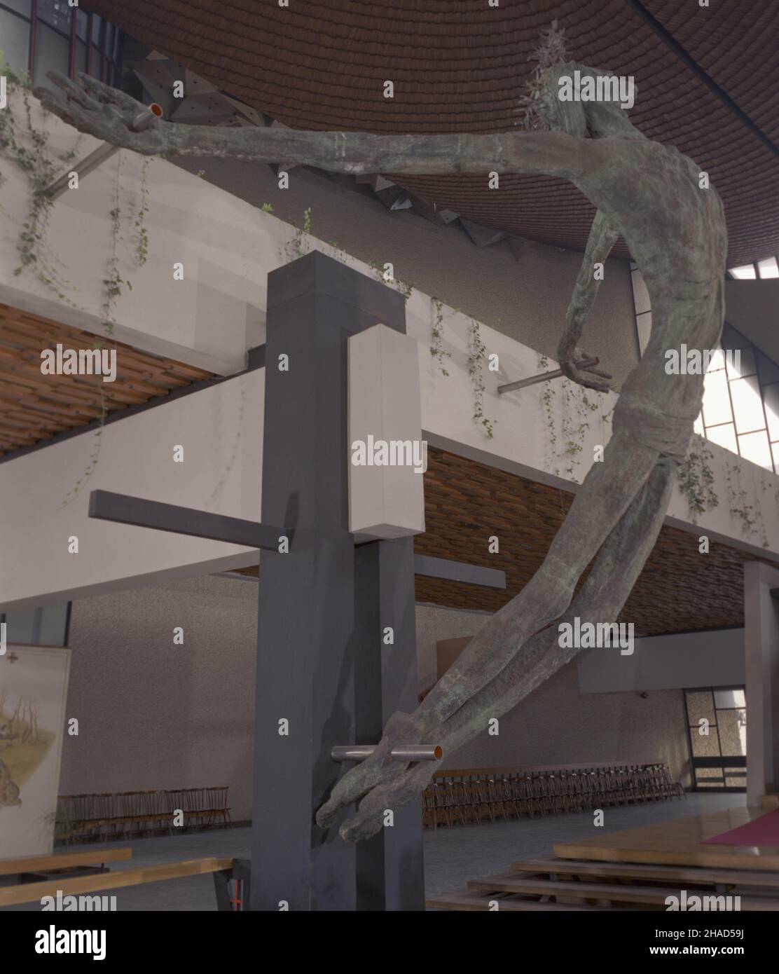 Cracovie 12,1987.Figura Chrystusa W koœciele parafialnym pw.Matki Bo¿ej Królowej Polski, zwanym Arka Pana, W Nowej Hucie.RzeŸba Bronis³awa Chromego pt.Z ¿ycia do ¿ycia z 1977r. mw PAP/Wojciech Kryñski Tomasz Pra¿mowski Dok³adny dzieñ wydarzenia nieustalony.Cracovie, décembre 1987.La figure du Christ dans la mère de Dieu, église paroissiale de la Reine de Pologne à Nowa Huta connue sous le nom d'Arche du Seigneur. Sculpture de Bronislaw Chromy intitulée de la vie à la vie, 1977. mw PAP/Wojciech Krynski Tomasz Prazmowski Date exacte inconnue. Banque D'Images