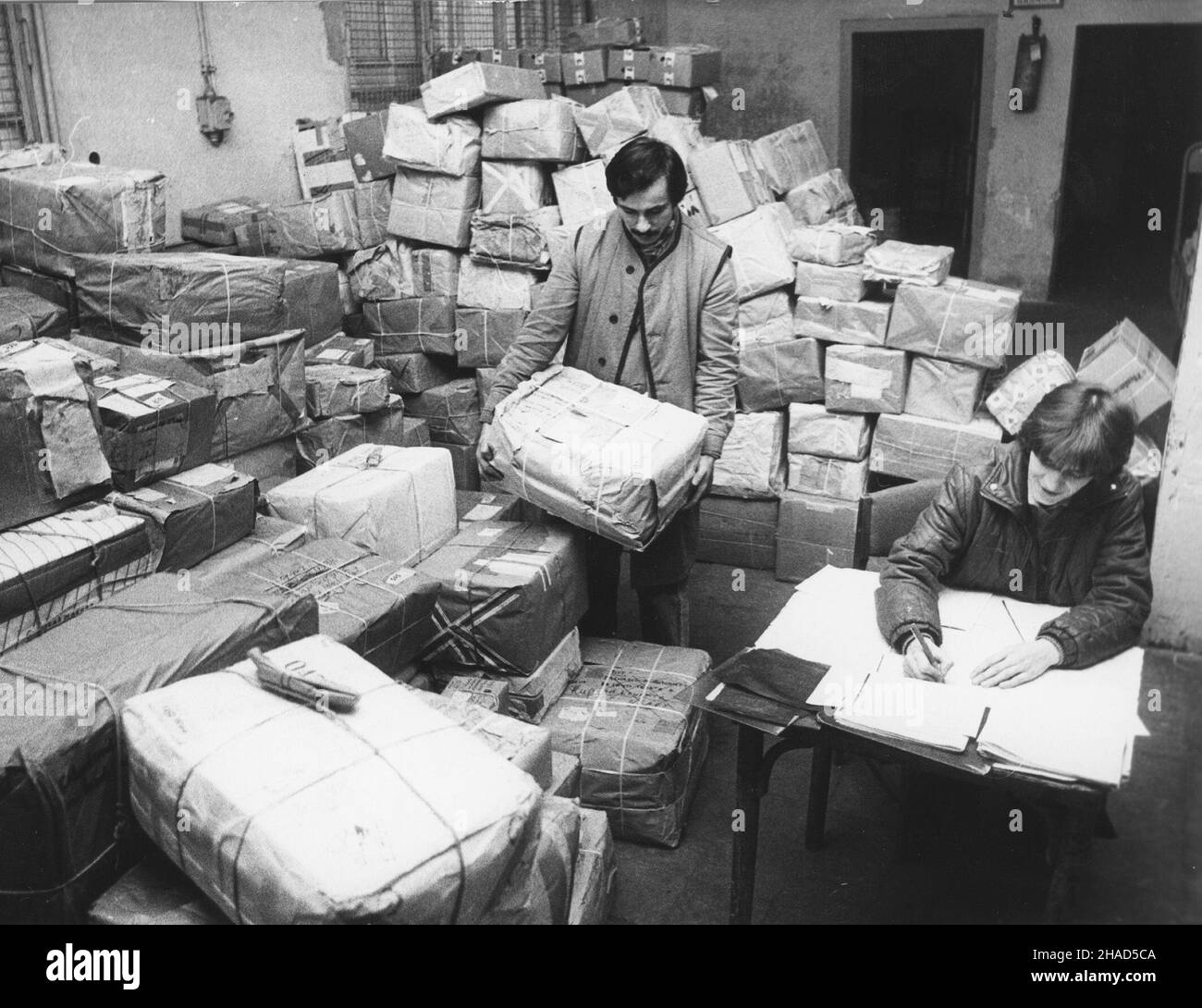 Opole 1988.Urz¹d Poczty Polskiej.Sortowanie paczek. soa PAP/Krzysztof Œwiderski Dok³adny miesi¹c i dzieñ nieznane. Banque D'Images