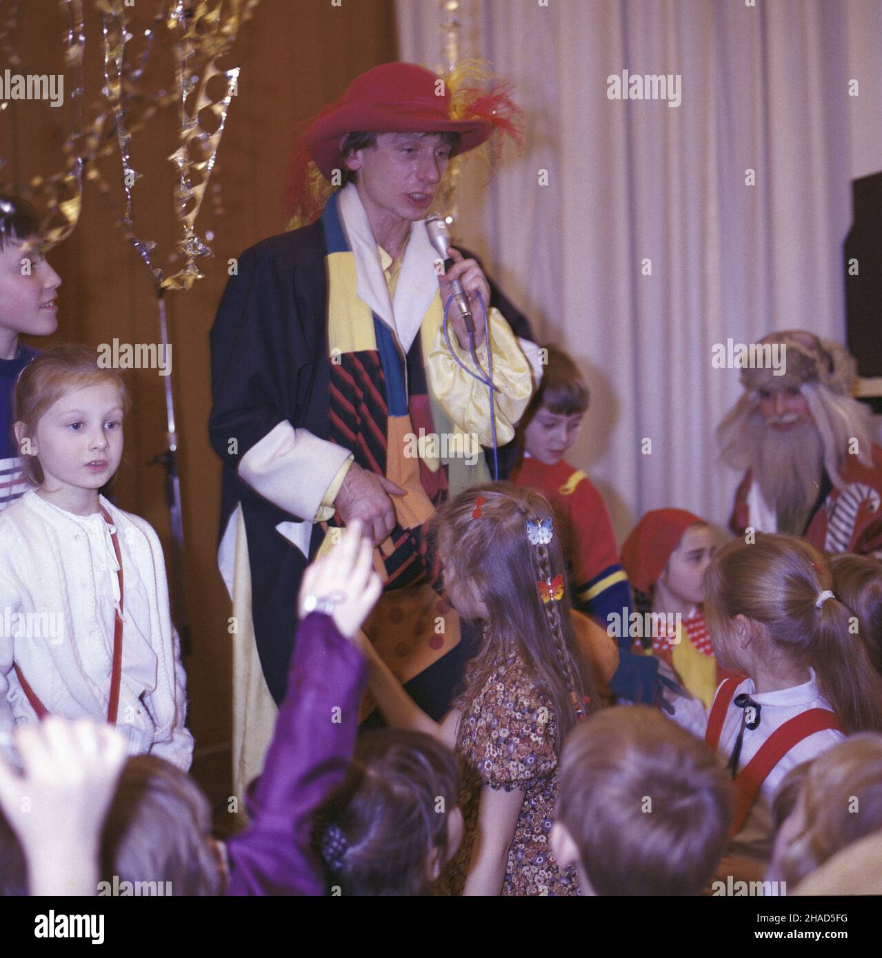 Varsovie 01,1988.Zabawa choinkowa dzieci pracowników Polskiej Agencji Interpress (PAI).NZ. m.in. prowadz¹cy imprezê aktor Krzysztof Tyniec. mw PAP/Grzegorz Rogiñski Dok³adny dzieñ wydarzenia nieustalony.Varsovie janvier 1988.Un bal de Noël pour les enfants des employés de l'agence polonaise Interpress (PAI).Photo: Acteur Krzysztof Tyniec, le chef du ballon. mw PAP/Grzegorz Roginski Date exacte inconnue. Banque D'Images