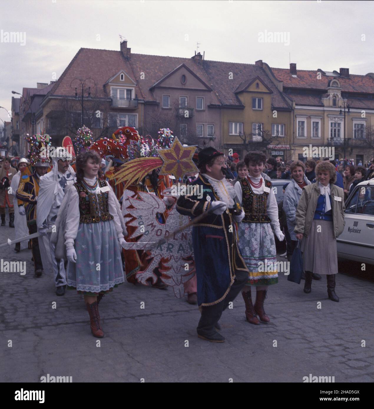 Myœlenice 02,1988.Karnawa³ Staropolski.Korowód przebierañców. mw PAP/Jerzy Ochoñski Dok³adny dzieñ wydarzenia nieustalony.Myslenice février 1988.Carnaval polonais traditionnel.Photo: Une procession de robe fantaisie. mw PAP/Jerzy Ochonski Date exacte inconnue. Banque D'Images