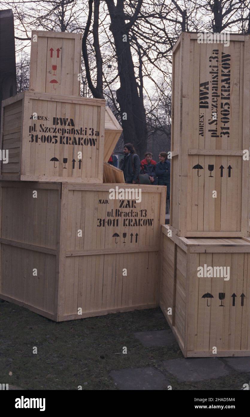 Cracovie 03,1988.Drewniana piramida przed wejœciem do Biura Wystaw Artystycznych (BWA) przy pl.Szczepañskim 3a. mw PAP/Jerzy Ochoñski Dok³adny dzieñ wydarzenia nieustalony.Cracovie, mars 1988.Une pyramide en bois devant l'entrée du Bureau des expositions artistiques au 3a place Szczepanski. mw PAP/Jerzy Ochonski jour de l'événement inconnu Banque D'Images
