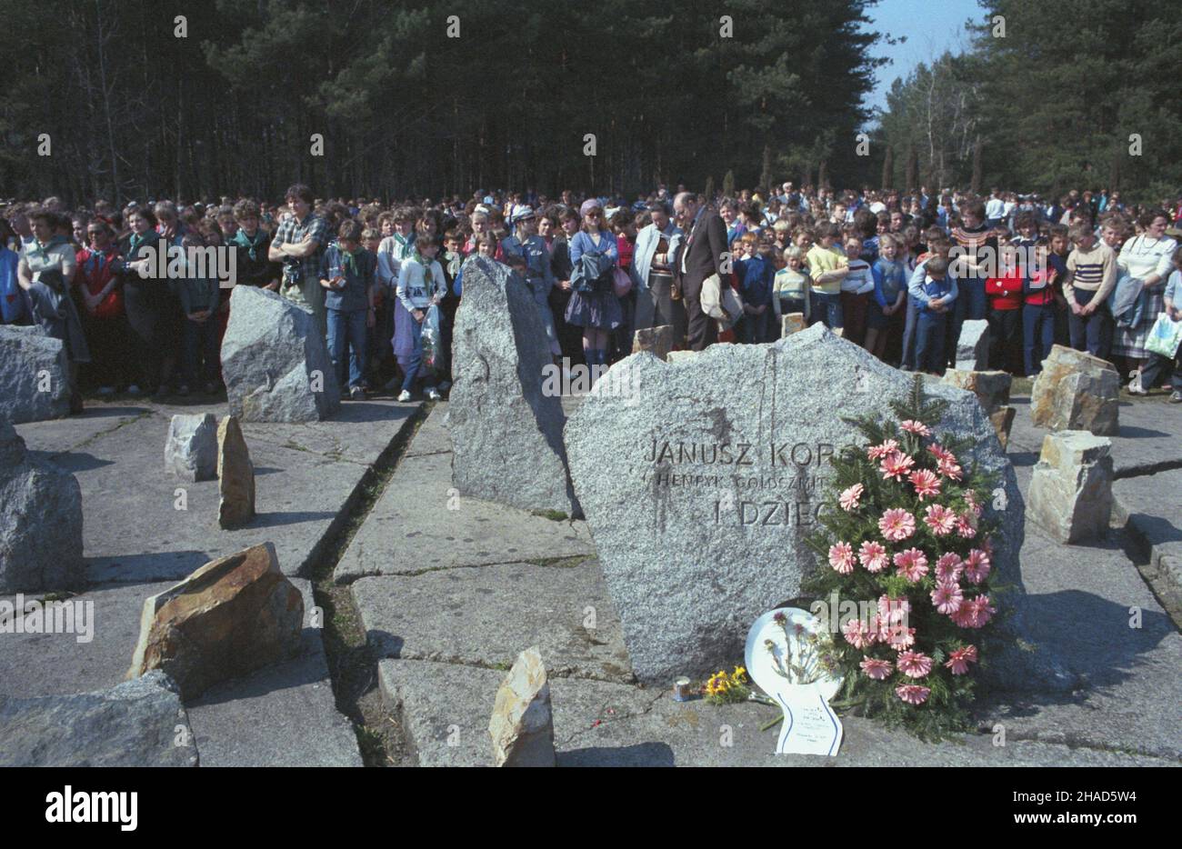 Treblinka 18.04.1988.Obchody 45. Powstania rocznice W getcie warszawskim.Uroczystoœci na cmentarzu-mauzolée upamiêtniaj¹cym ofaary by³ego niemieckiego obozu zag³ady KL Treblinka, do obozu zag³ady pierwszy transport przyby³ z getta warszawskiego.Wœród kamieni symbolizuj¹cych macewy znajduje siê imienne upamiêtnienie postaci Janusza Korczaka (Henryka Goldszmita) i dzieci. wb PAP/Tomasz Pra¿mowskiVarsovie 18 avril 1988.Commémoration du 45th anniversaire de la rupture du soulèvement du ghetto de Varsovie.Cérémonies au cimetière-mausolée en l'honneur des victimes de l'ancienne came de la mort nazie Banque D'Images