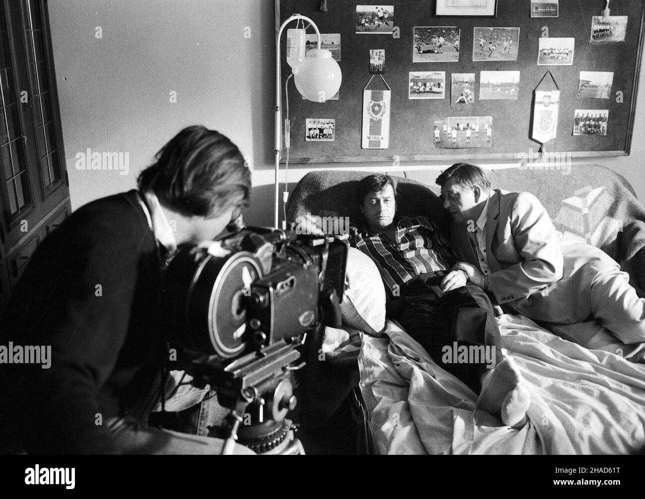 06,1988. Ralizacja filmu 'Pi³karski poker' W re¿yserii Janusza Zaorskiego.Opérateur néo-zélandais Witold Adamek (L) oraz aktorzy Janusz Gajos (C) i Mariusz Dmochowski (P)./bpt/ PAP/CAF - Witold Rozmys³owicz Banque D'Images