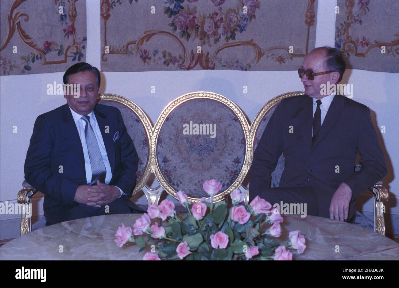 Varsovie 20.05.1988.Ministre scraw zagranicznych Bangladeszu Humayun Rasheed Choudhury (19-25.05.1988) W Polsce.NZ.Humayun Rasheed Choudhury (L) i przewodnicz¹cy Rady Pañstwa, I sekretarz KC PZPR gen.Wojciech Jaruzelski podczas spotkania W Belwederze. wb PAP/Grzegorz RogiñskiVarsovie 20 mai 1988.Bangladesh le ministre des Affaires étrangères Humayun Rasheed Choudhury se rend en Pologne (du 19 au 25 mai 1988).Photo : Humayun Rasheed Choudhury (L) et chef du Conseil d'Etat, 1st Secrétaire du Comité central du Parti des travailleurs Unis polonais, le général Wojciech Jaruzelski lors d'une réunion au B Banque D'Images