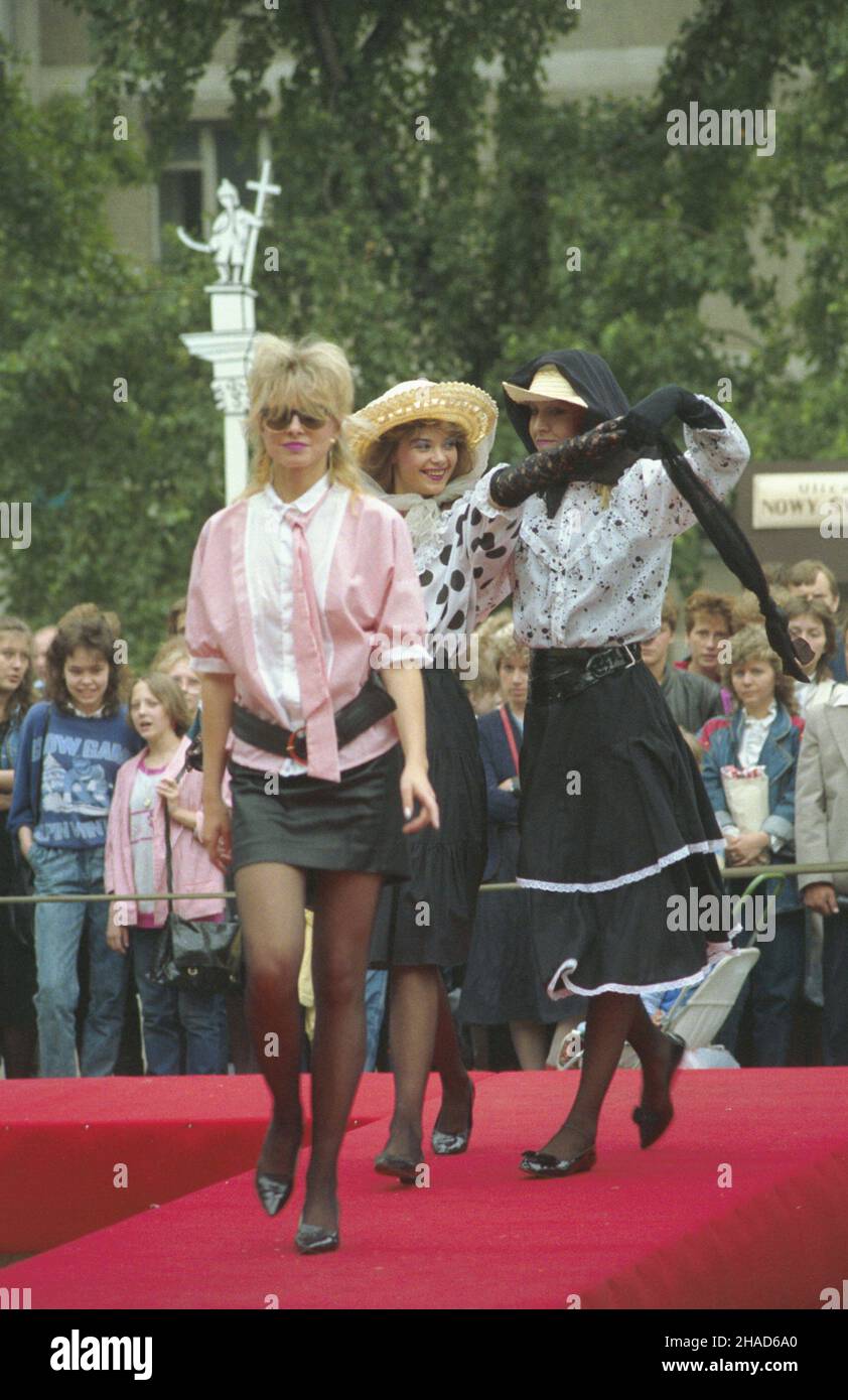 Varsovie 06,1988.Œwiêto Trybuny Ludu (24-26.06.1988).NZ. Pokaz mody na Mariensztacie. wb PAP/Wojciech Kryñski Dok³adny dzieñ wydarzenia nieustalony.Varsovie juin 1988.Journée du papier Trybuna Ludu (24-26 juin 1988).Photo : défilé de mode à Mariensztat. wb PAP/Wojciech Krynski Date exacte inconnue. Banque D'Images