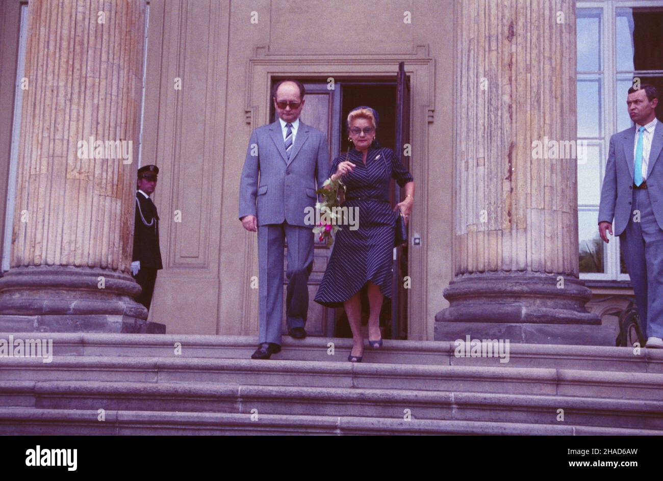 Varsovie 06,1988.Je sekretarz KC PZPR i przewodnicz¹cy Rady Pañstwa gen.Wojciech Jaruzelski i jego ¿ona Barbara wychodz¹ z Królikarni-Muzeum Xawerego Dunikowskiego. wb PAP/Tadeusz ZagoŸdziñski Dok³adny dzieñ wydarzenia nieustalony.Varsovie juin 1988.Premier secrétaire du CC PUWP (KC PZPR) et président du Conseil d'Etat général Wojciech Jaruzelski avec l'épouse Barbara quittant Krolikarnia-the Xawery Dunikowski Museum. wb PAP/Tadeusz Zagozdzinski Date exacte inconnue. Banque D'Images