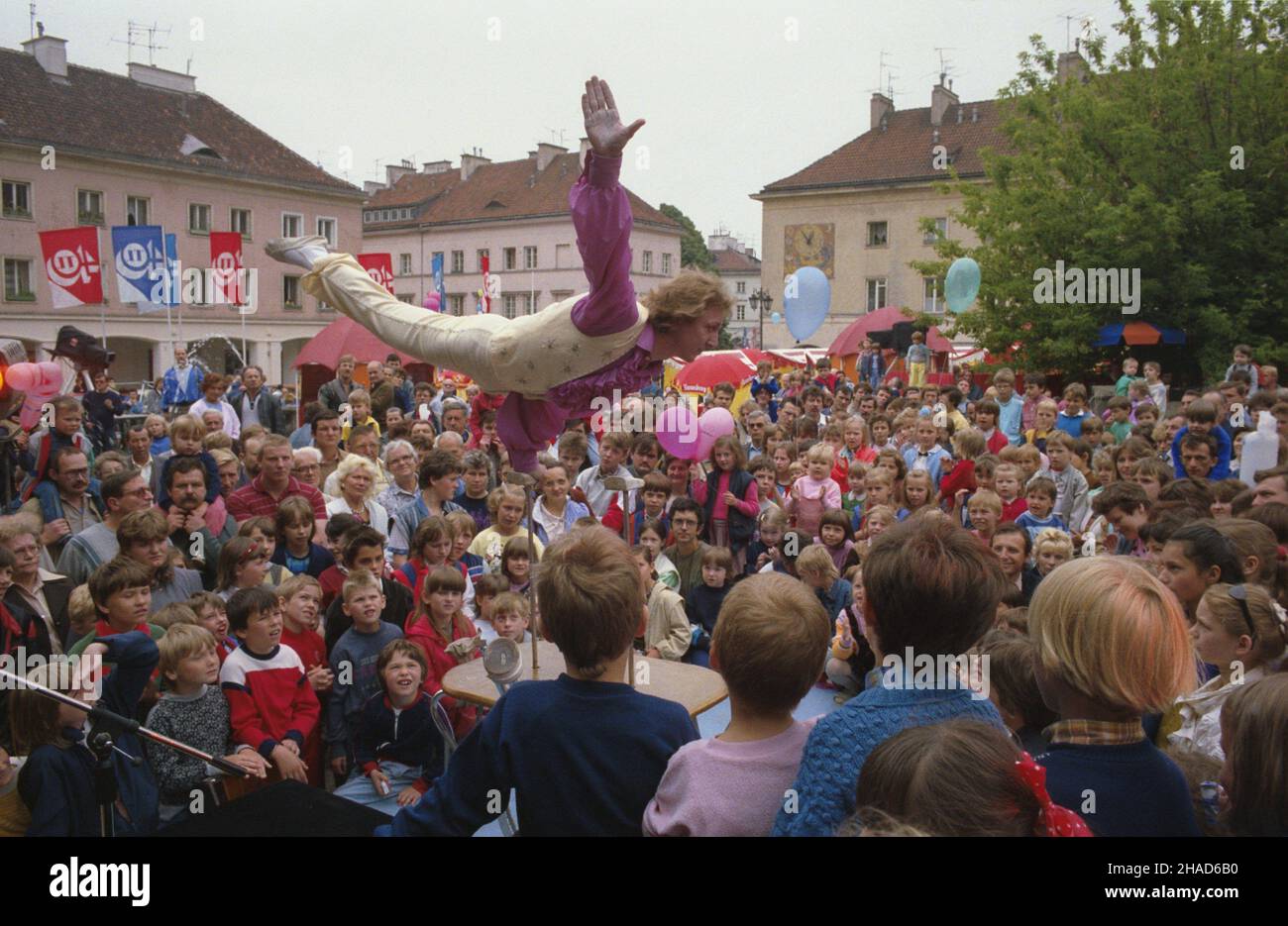 Varsovie 06,1988.Œwiêto Trybuny Ludu (24-26.06.1988).NZ. Festyn na Mariensztacie. wb PAP/Wojciech Kryñski Dok³adny dzieñ wydarzenia nieustalony.Varsovie juin 1988.Journée du papier Trybuna Ludu (24-26 juin 1988).Photo : pique-nique à Mariensztat. wb PAP/Wojciech Krynski Date exacte inconnue. Banque D'Images