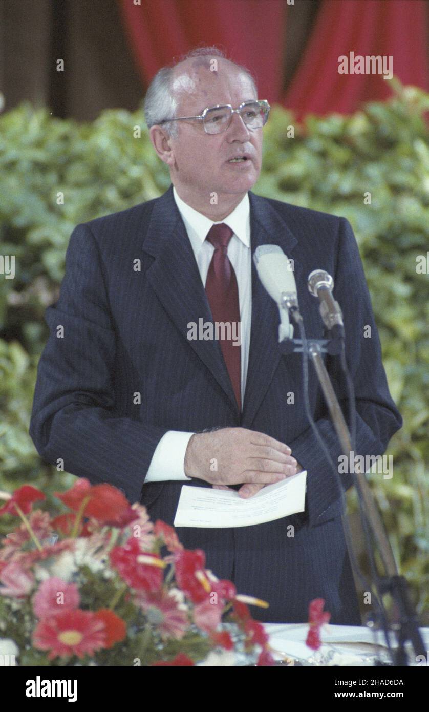 Varsovie 11.07.1988.Wizyta sekretarza generalnego Komunistycznej Partii Zwi¹zku Radzieckiego Michai³a Gorbaczowa W Polsce (11-16.07.1988).NZ. Przyjêcie wydane na czeœæ radzieckich goœci W gmachu Urzêdu Rady Ministrów.Przemawia Michai³ Gorbaczow. msa PAP/Zbigniew MatuszewskiVarsovie, le 11 juillet 1988.Le dirigeant du Parti communiste soviétique Mikhaïl Gorbatchev se rend en Pologne (du 11 au 16 juillet).Photo : Gorbatchev parle lors d'une réception en son honneur. msa PAP/Zbigniew Matuszewski Banque D'Images