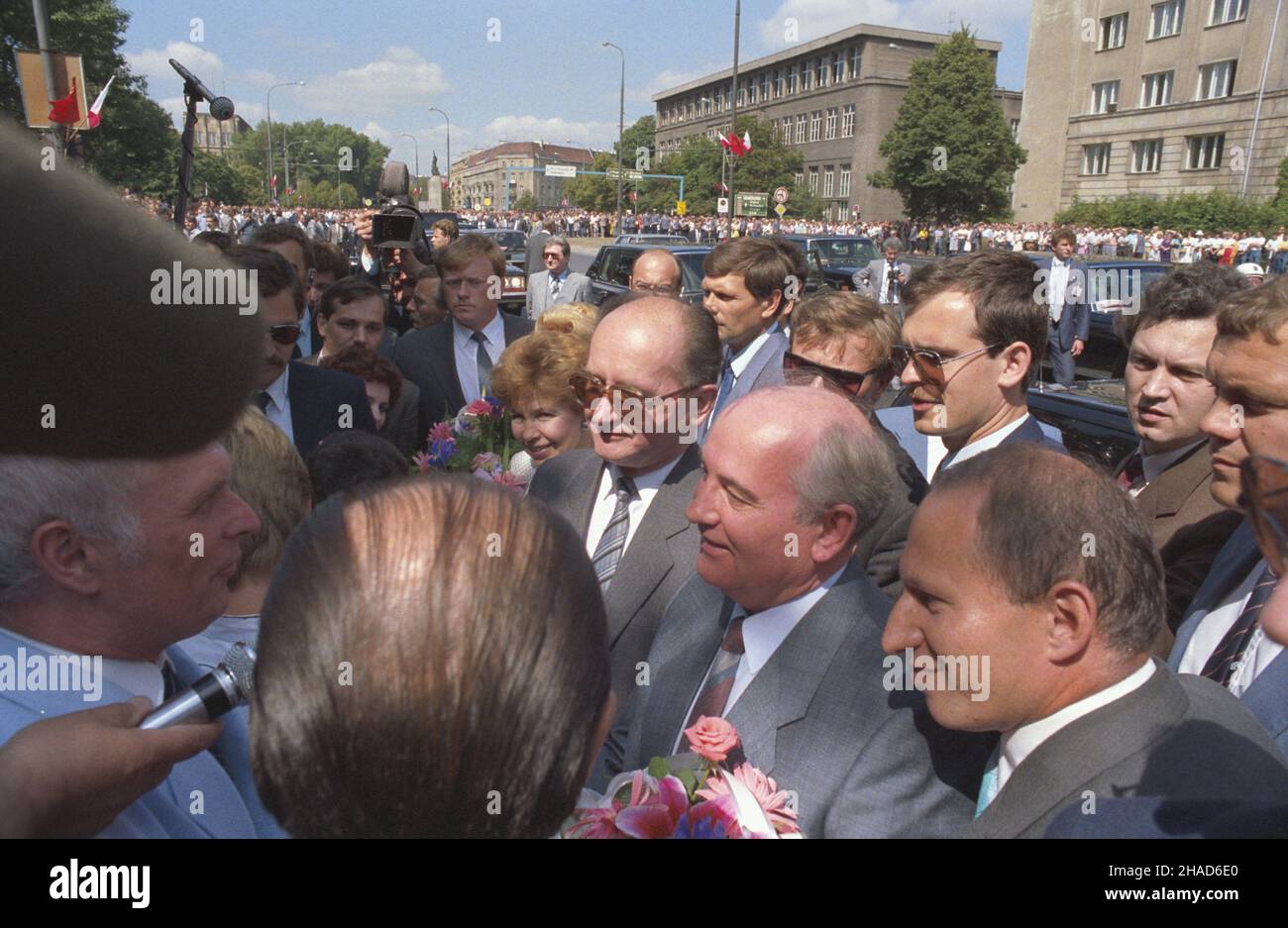 Varsovie 11.07.1988.Wizyta sekretarza generalnego Komunistycznej Partii Zwi¹zku Radzieckiego Michai³a Gorbaczowa W Polsce (11-16.07.1988).Potkania z mieszkañcami stolitcy na ul.Wawelskiej.NZ. Centralnie: Michai³ Gorbaczow (2P, z kwiatami), przewodnicz¹cy Rady Pañstwa PRL, I sekretarz Komitetu Centralnego Polskiej Zjednoczonej Partii Robotniczej Wojciech Jaruzelski (3P), ¿sekretarnego Polskiej Zjednoczowa Rgeniej Rgeneza (4P).PAP/Jan MorekVarsovie 11 juillet 1988.La visite du Secrétaire général du Parti communiste de l'Union soviétique Mikhaïl Gorbatchev (en Pologne (11-16 juillet 1988).Méétine Banque D'Images