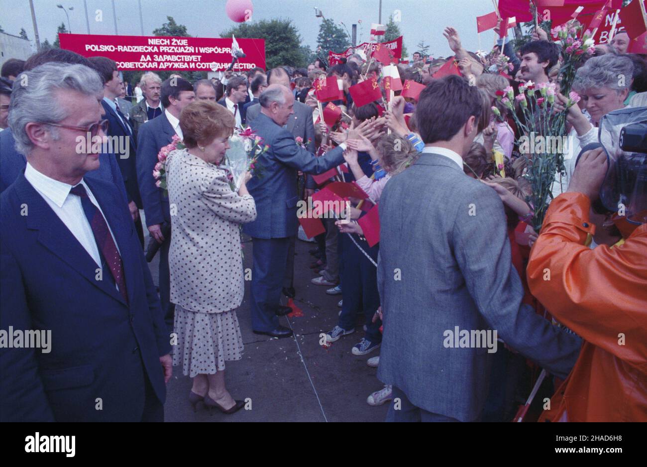 Varsovie 16.07.1988.Wizyta sekretarza generalnego Komunistycznej Partii Zwi¹zku Radzieckiego Michai³a Gorbaczowa W Polsce (11-16.07.1988).Po¿egnanie na lotnisku Okêcie.NZ. Centralnie Michai³ Gorbaczow z ¿on¹ Rais¹.Z lewej szef protoko³u dyplomatycznego Roman Czy¿ycki. wb PAP/Tadeusz ZagoŸdziñskiVarsovie 16 juillet 1988.La visite du Secrétaire général du Parti communiste de l'Union soviétique Mikhaïl Gorbatchev (en Pologne (11-16 juillet 1988).Adieu à l'aéroport d'Okecie.Photo au centre de Mikhaïl Gorbatchev avec la femme Raisa.Du chef gauche du protocole diplomatique Roman Czyzyzycki. wb Banque D'Images